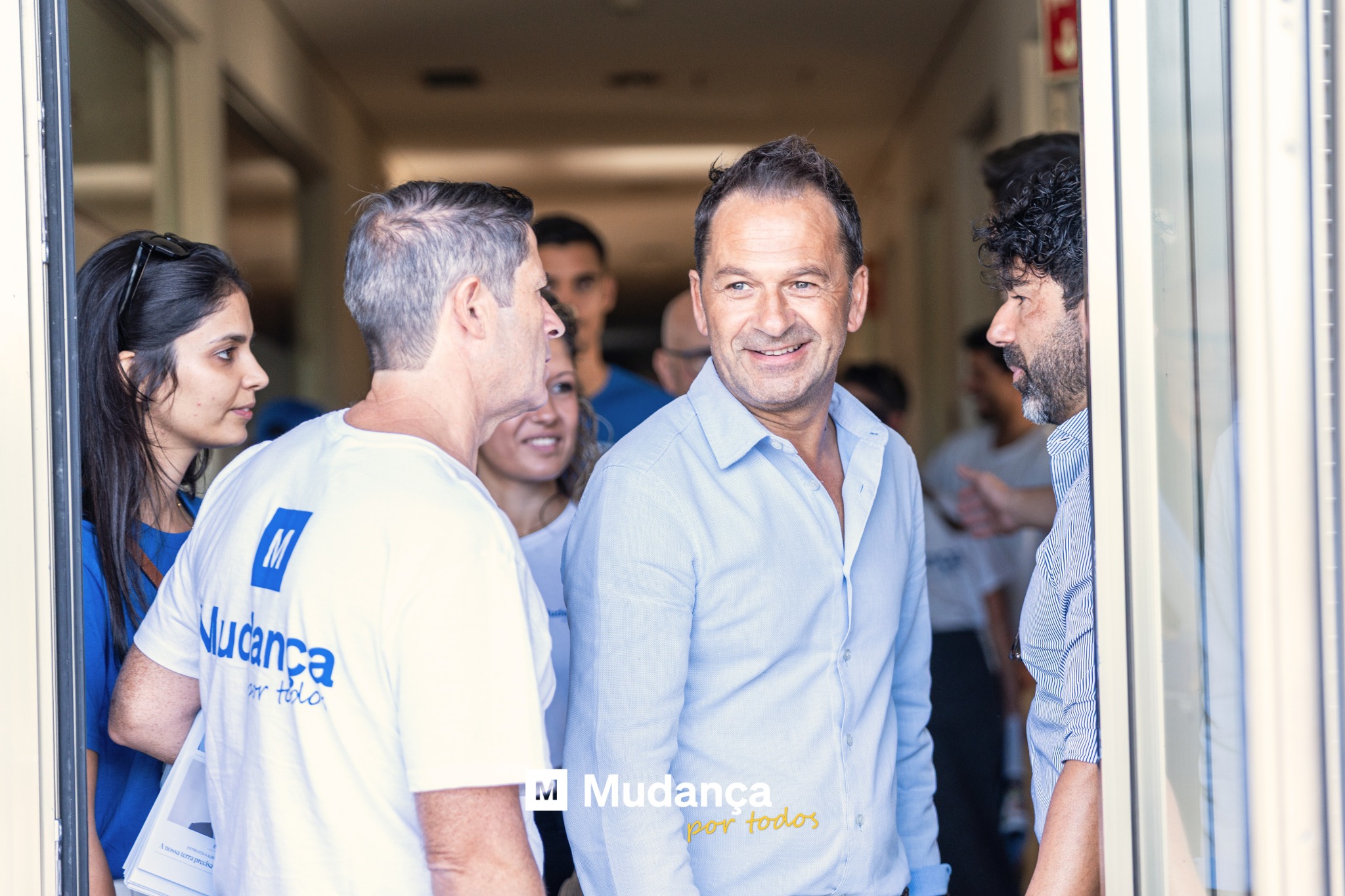 Pode ser uma imagem de 3 pessoas e a texto que diz "Nucança atoda ar τωλο TamNeSrGNOTe M Mudancaos portodos por todos Mudança"