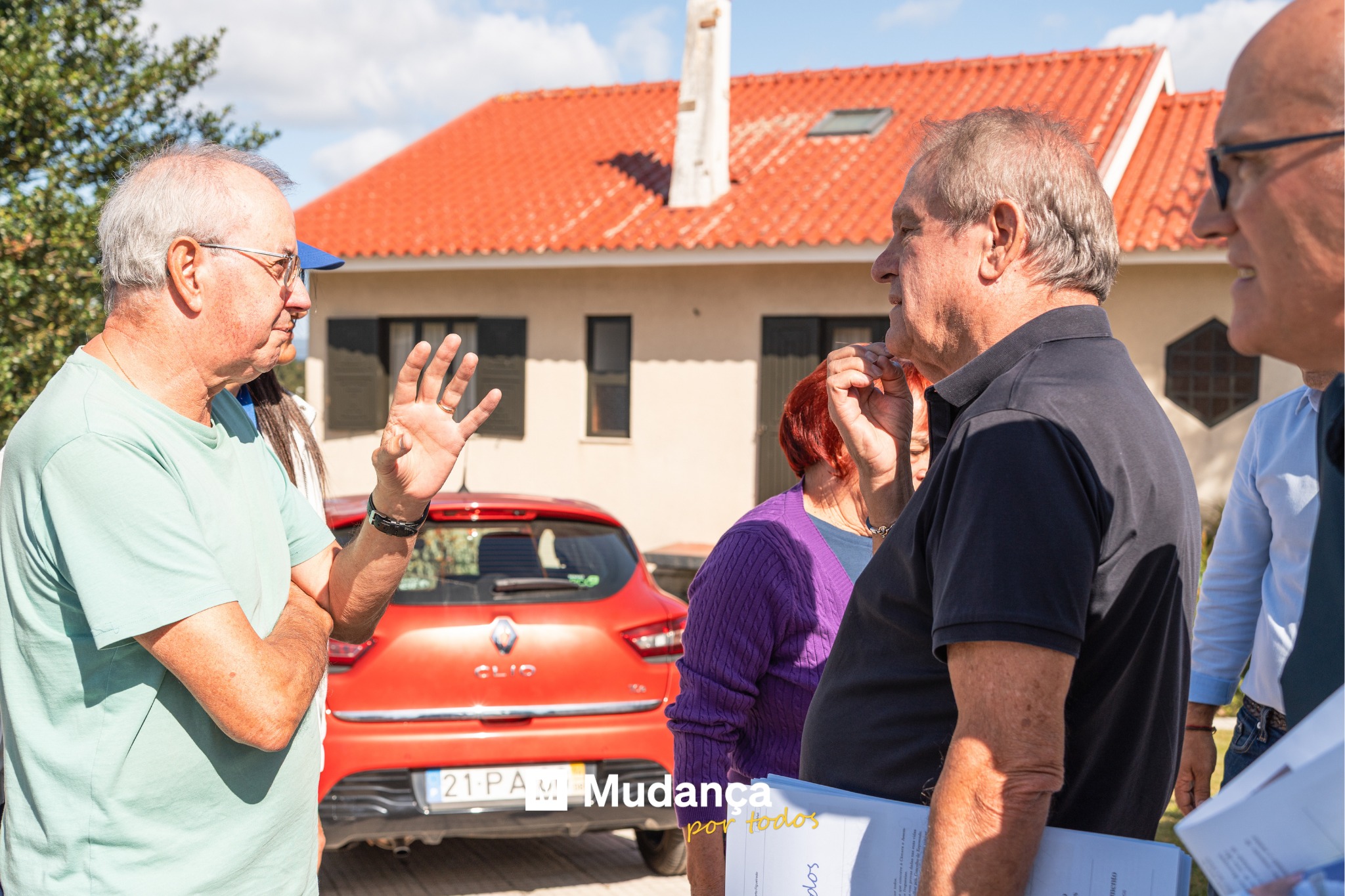 Pode ser uma imagem de 4 pessoas e a texto que diz "R eLIO 21PΑυ 21PAM._Mudan Mudan portodos por todos"