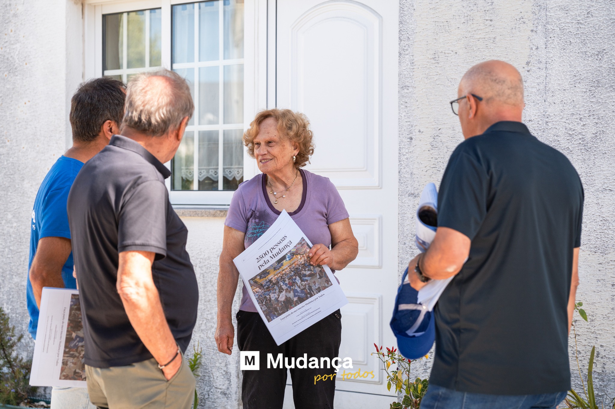 Pode ser uma imagem de 4 pessoas e a texto