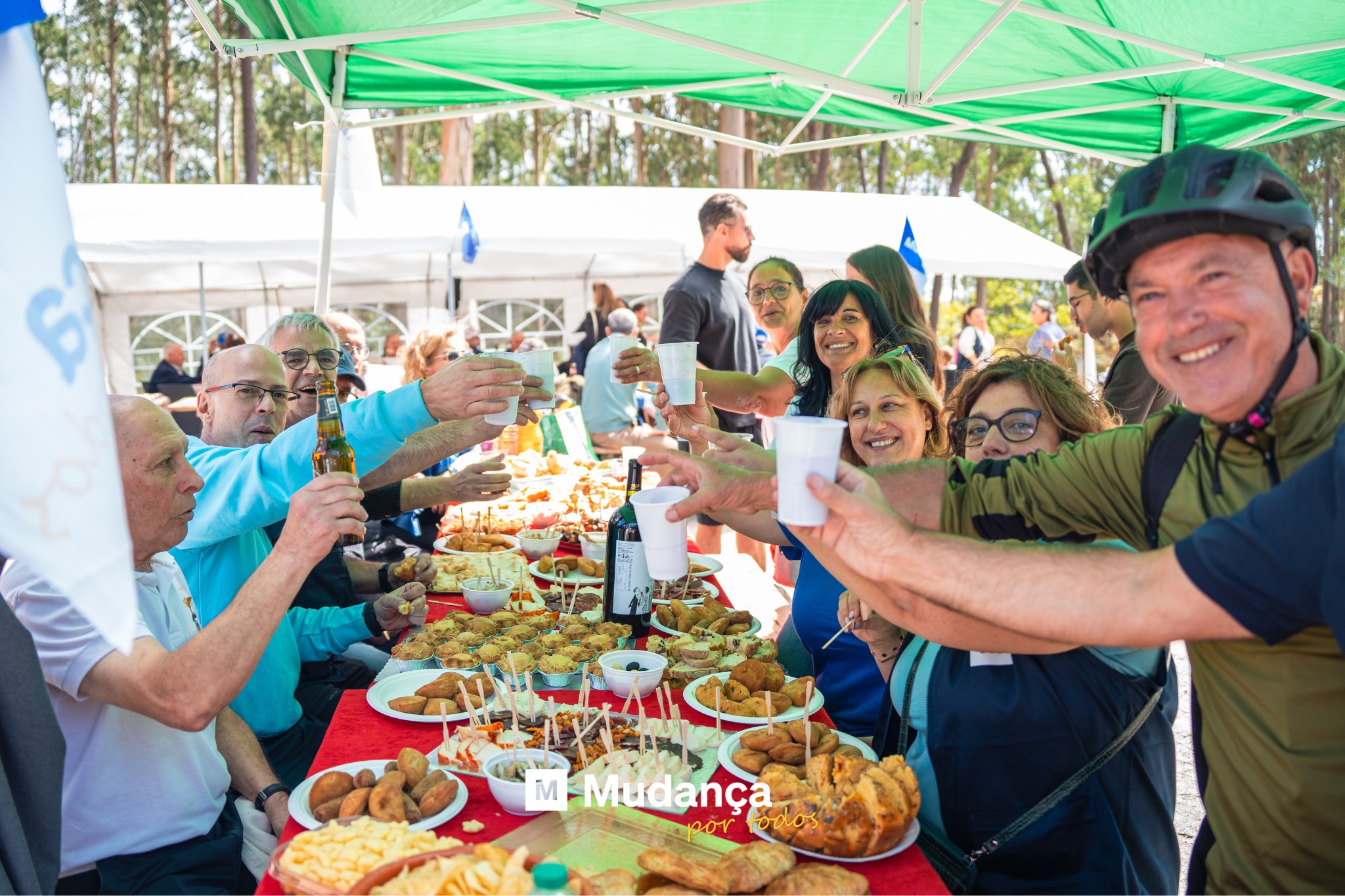 Pode ser uma imagem de 5 pessoas, bicicleta, multidão e a texto