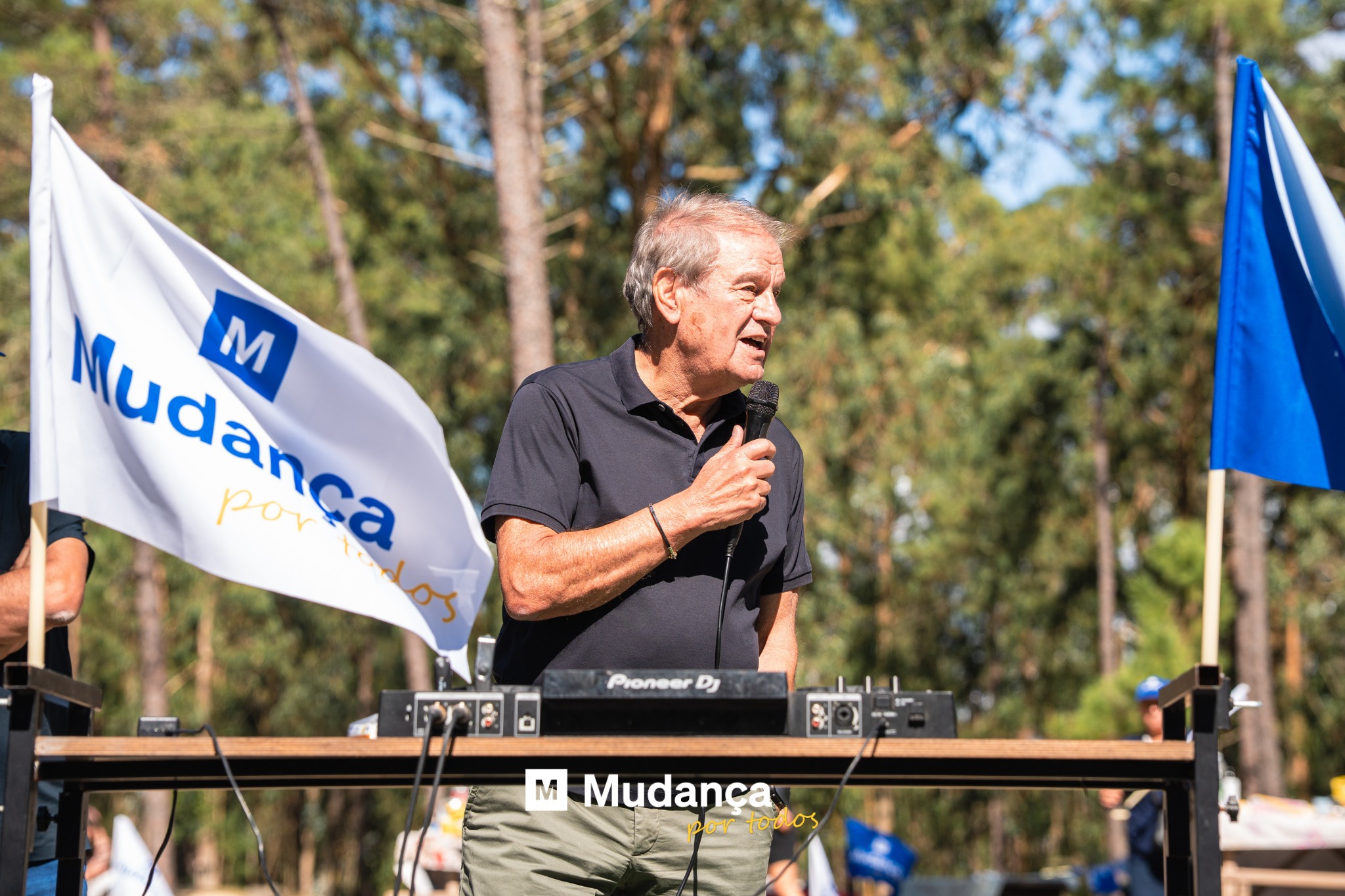 Pode ser uma imagem de 1 pessoa e a texto que diz "Mudanca M pora Mudanca por ١مد Proneer DJ M Mudanca Σον todos"