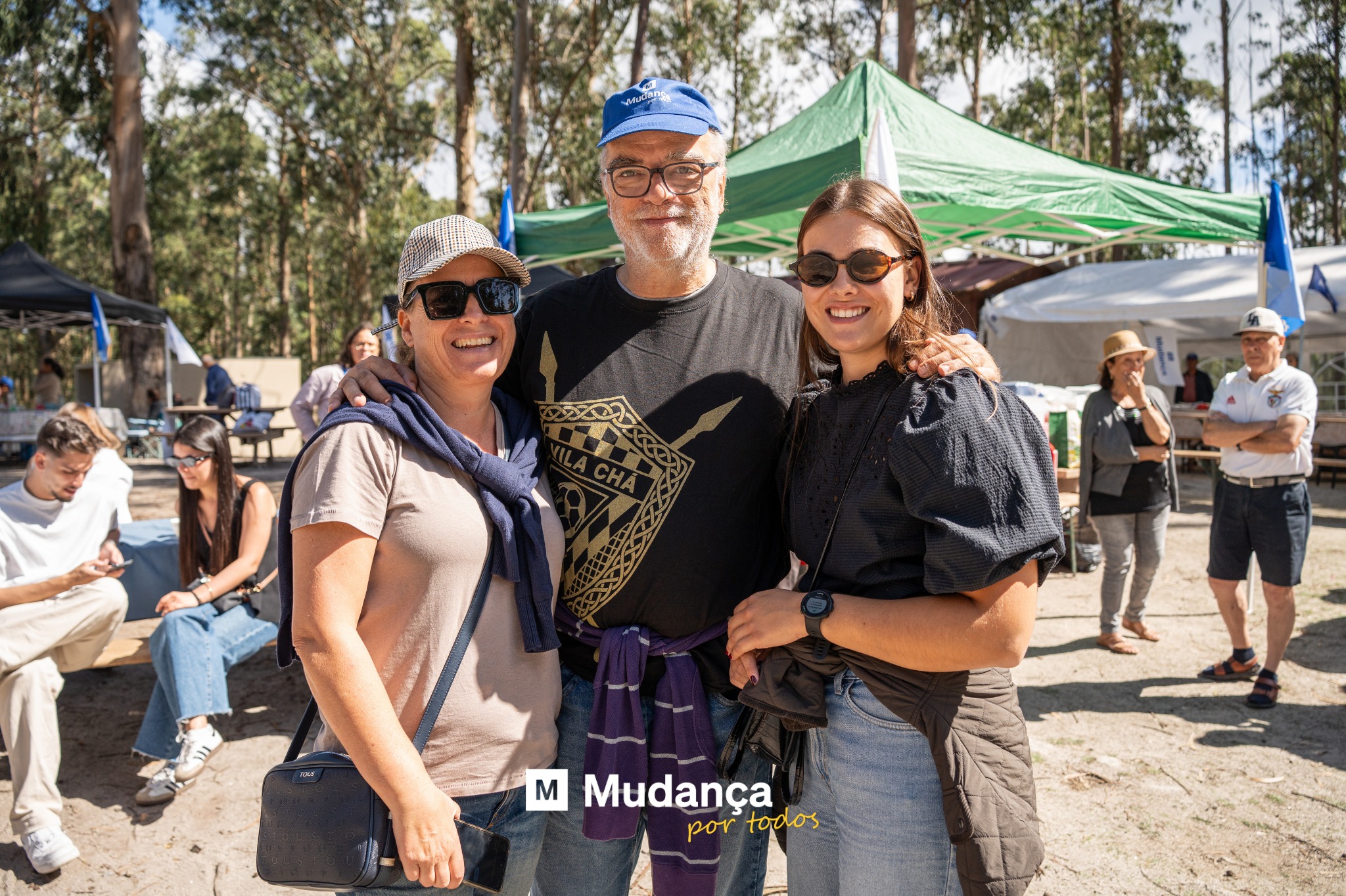 Pode ser uma imagem de 8 pessoas e a texto