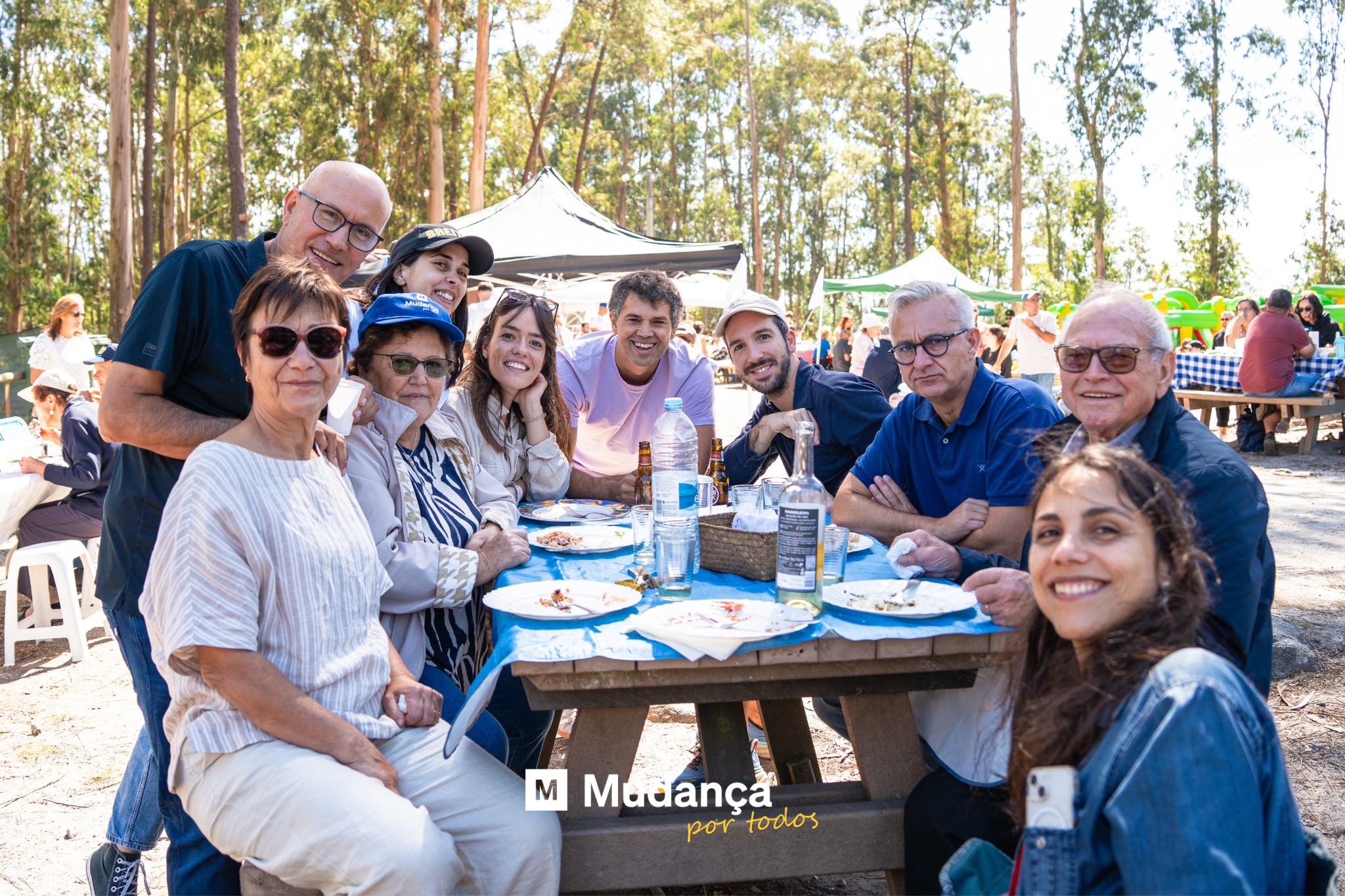 Pode ser uma imagem de 10 pessoas, pessoas a sorrir, mesa, árvore e a texto que diz "M- SL M Madança portodos por todos"