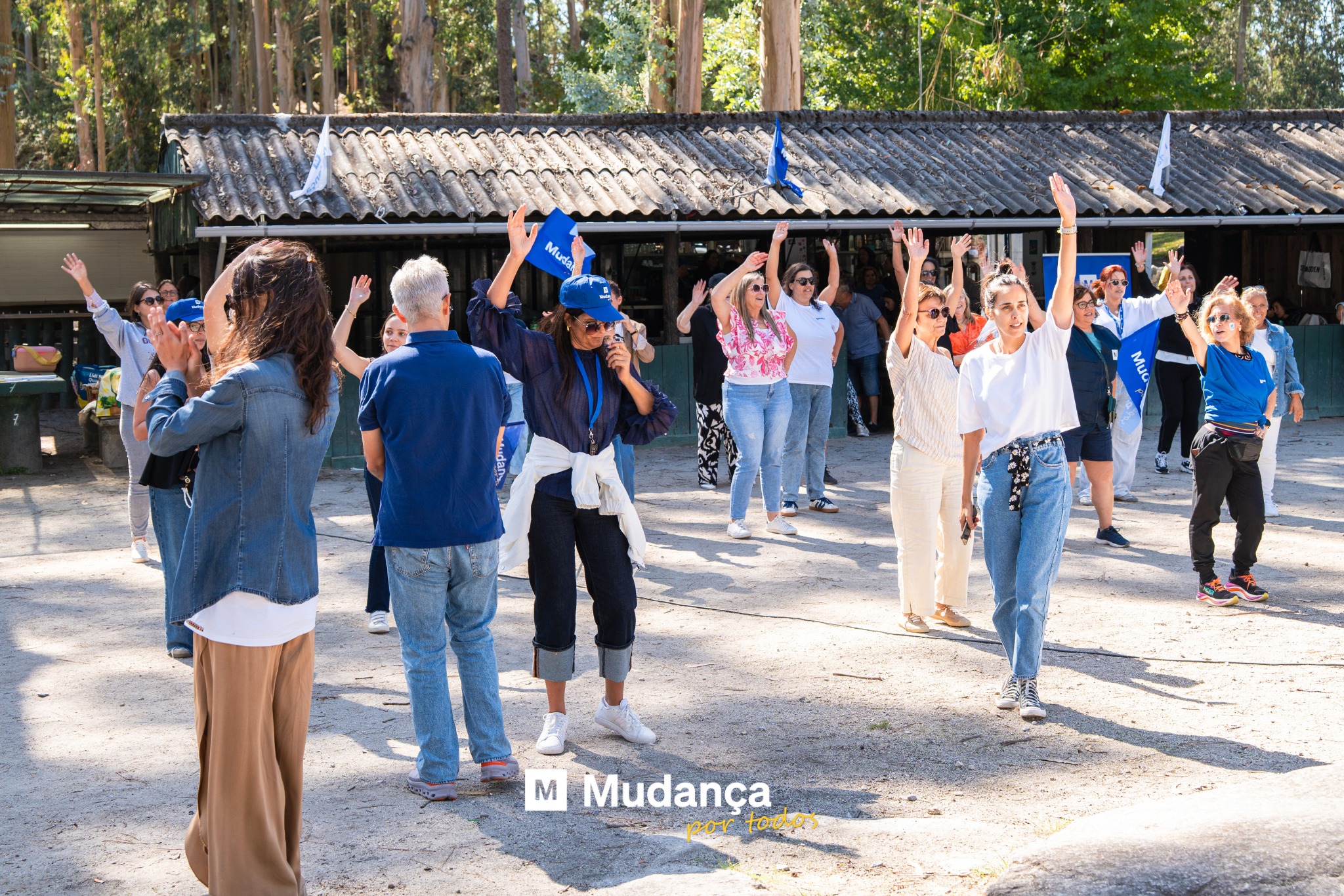 Pode ser uma imagem de 13 pessoas, pessoas a dançar e a texto que diz "Muda M Mudança por"