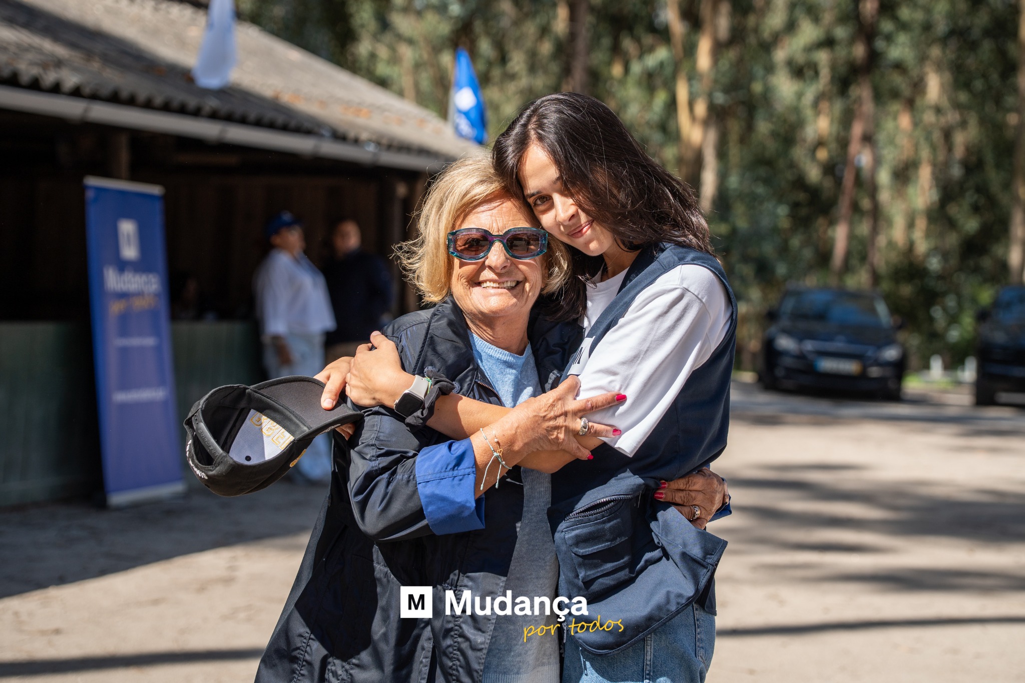 Pode ser uma imagem de 3 pessoas e a texto que diz "Iidings lidone N estt M Mudança por portodos todos"