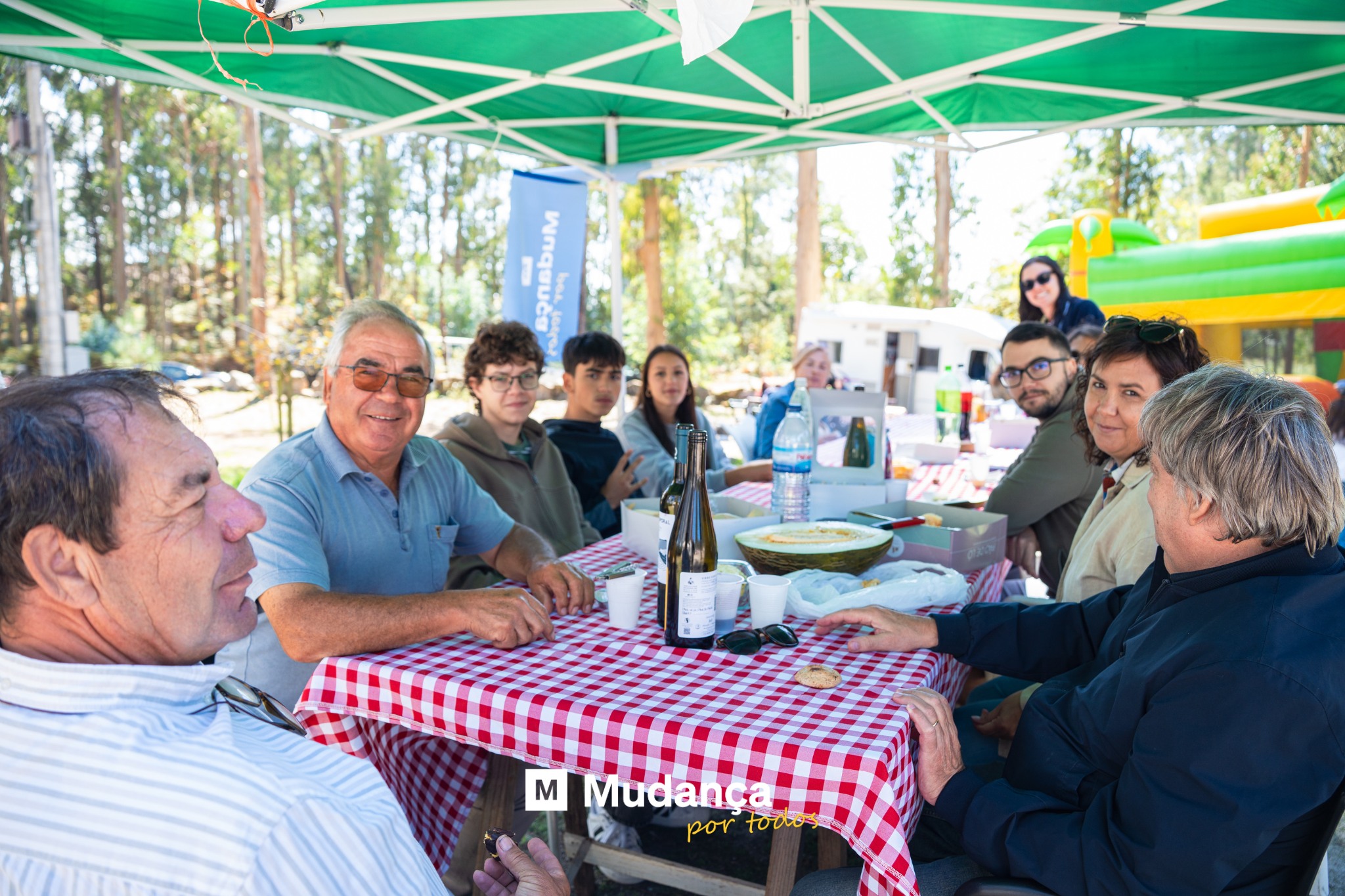 Pode ser uma imagem de 6 pessoas e a texto