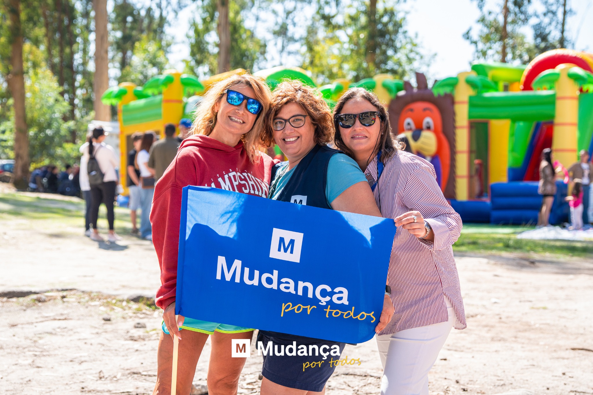 Pode ser uma imagem de 7 pessoas, pessoas a sorrir e a texto que diz "だきま MPSHD mΑ Лл Mudança por todos M MMudança por portodos todos"