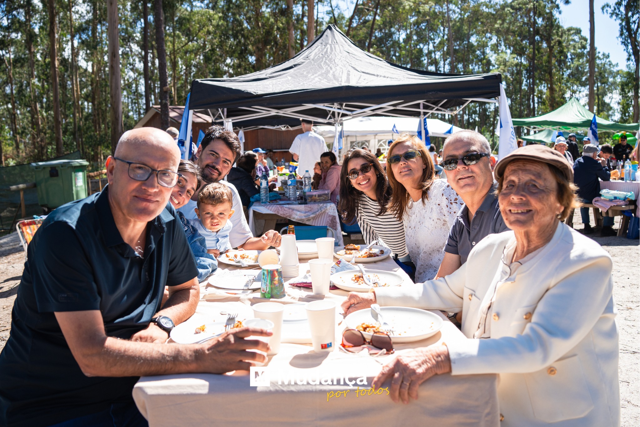 Pode ser uma imagem de 3 pessoas