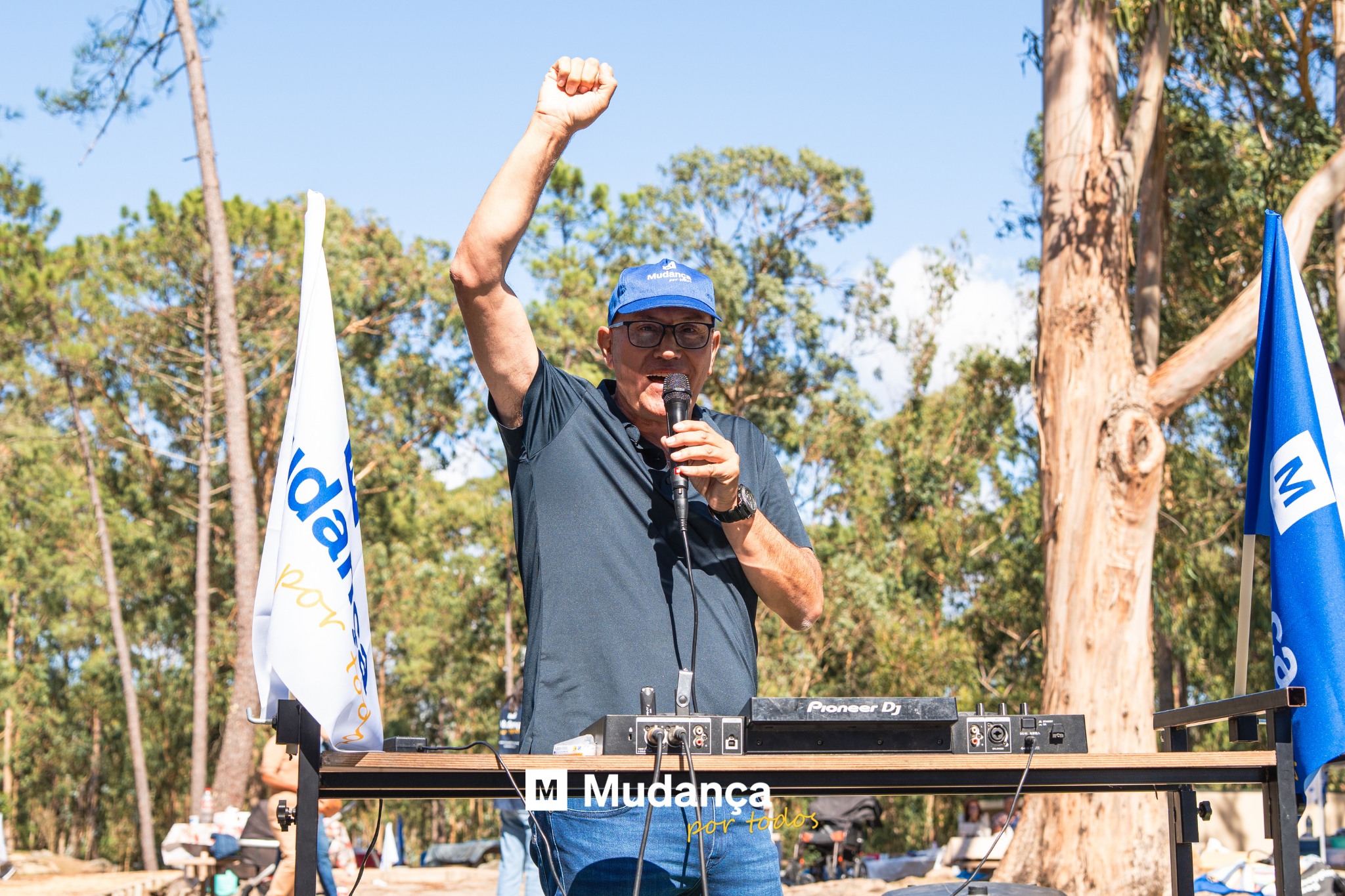 Pode ser uma imagem de 2 pessoas, multidão e a texto que diz "Mudansa 양 da por M Proneer DJ m Mudança portodos por todos"