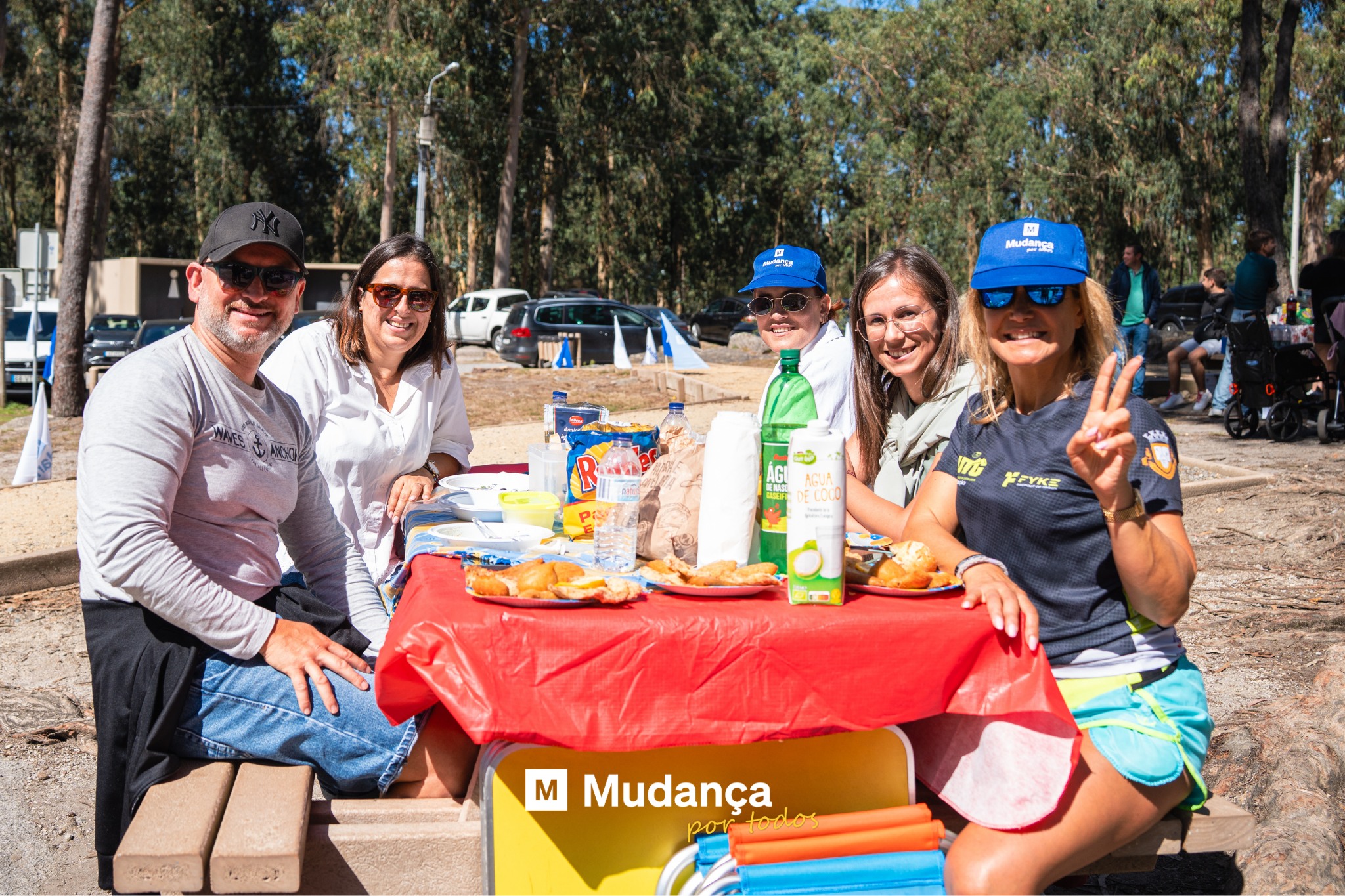 Pode ser uma imagem de 6 pessoas, pessoas a acampar e a texto