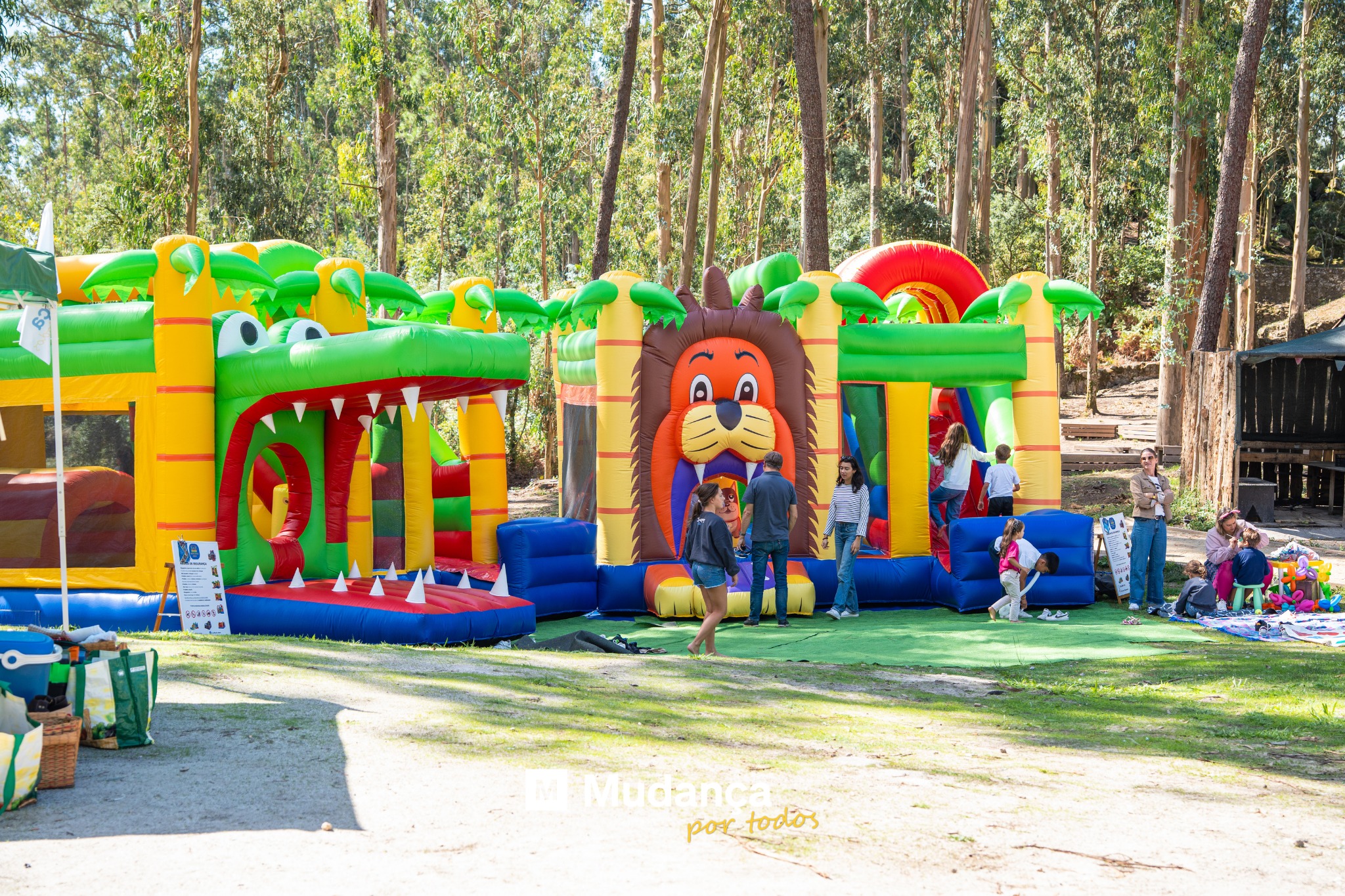 Pode ser uma imagem de 5 pessoas, trampolim e a texto