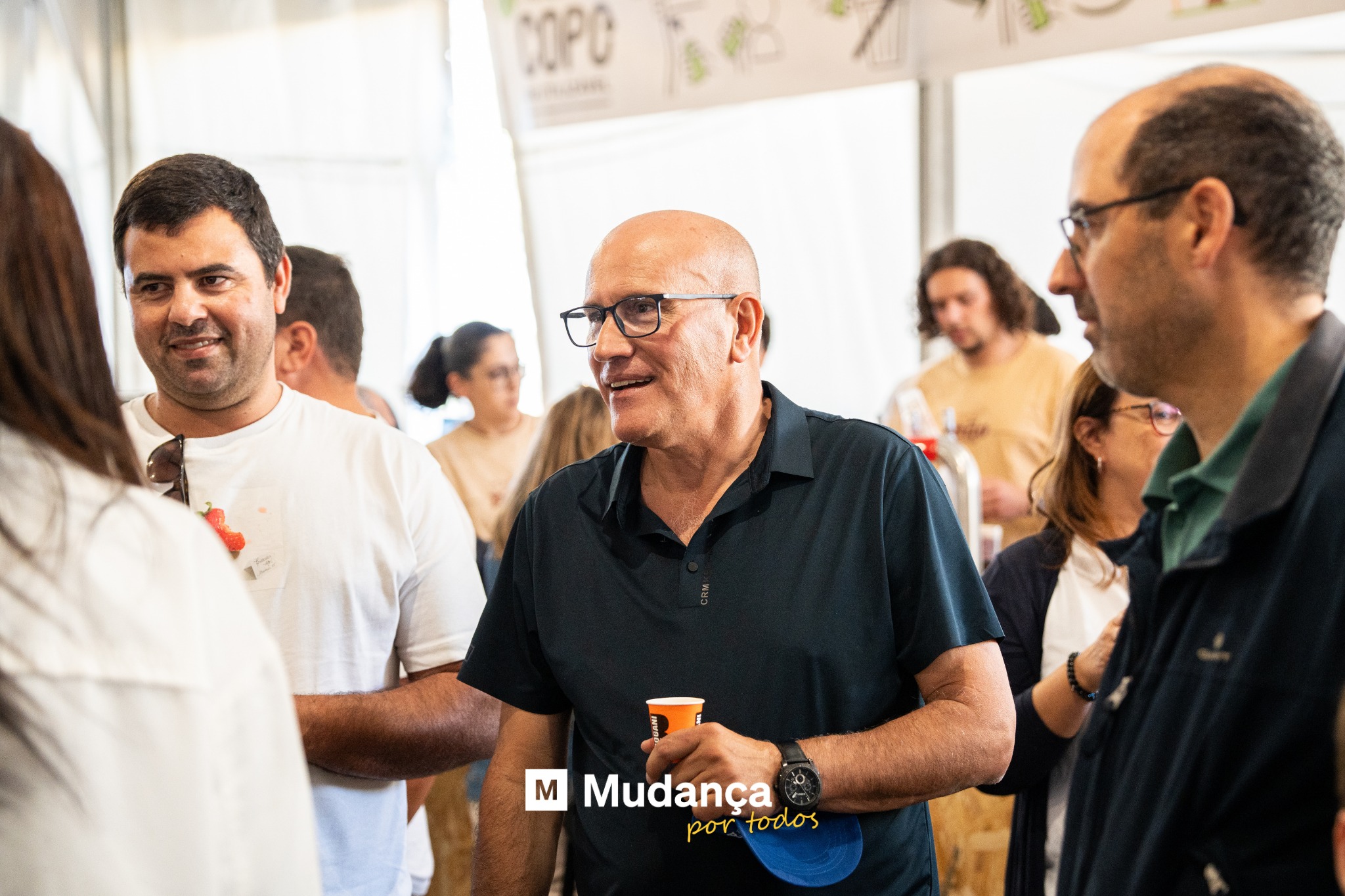 Pode ser uma imagem de 6 pessoas, multidão e a texto