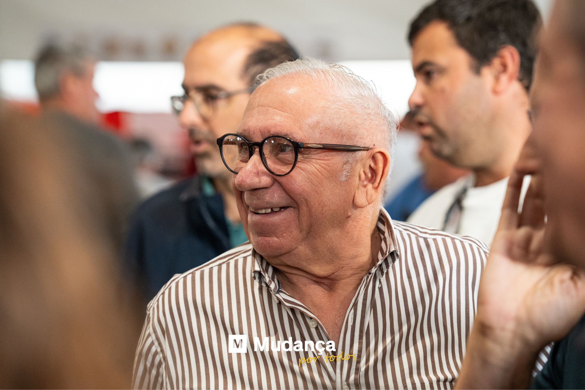 Pode ser uma imagem de 1 pessoa, multidão e a texto que diz "MAMudanca MM M danca bor"