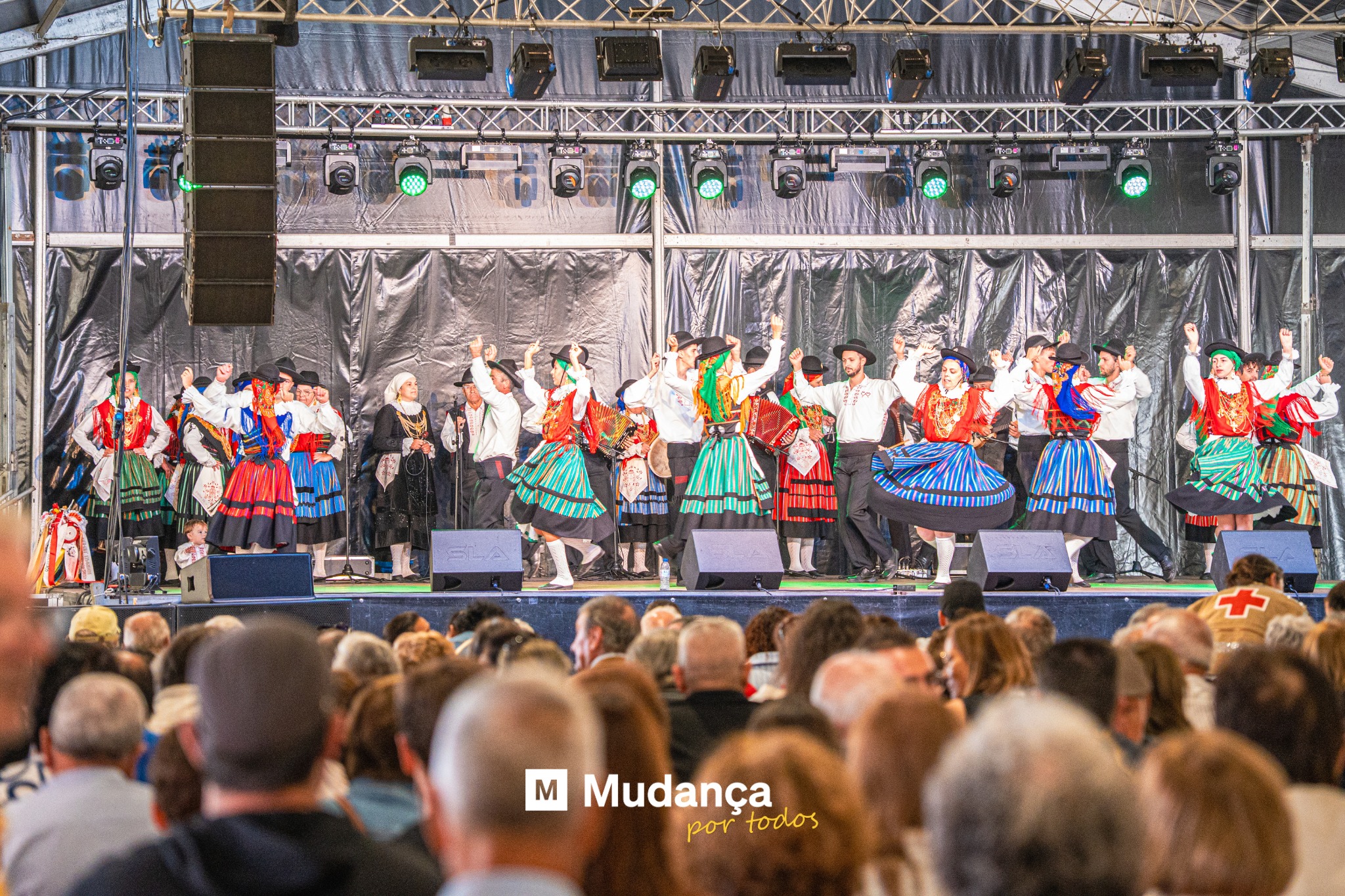 Pode ser uma imagem de 1 pessoa, coluna, multidão e a texto