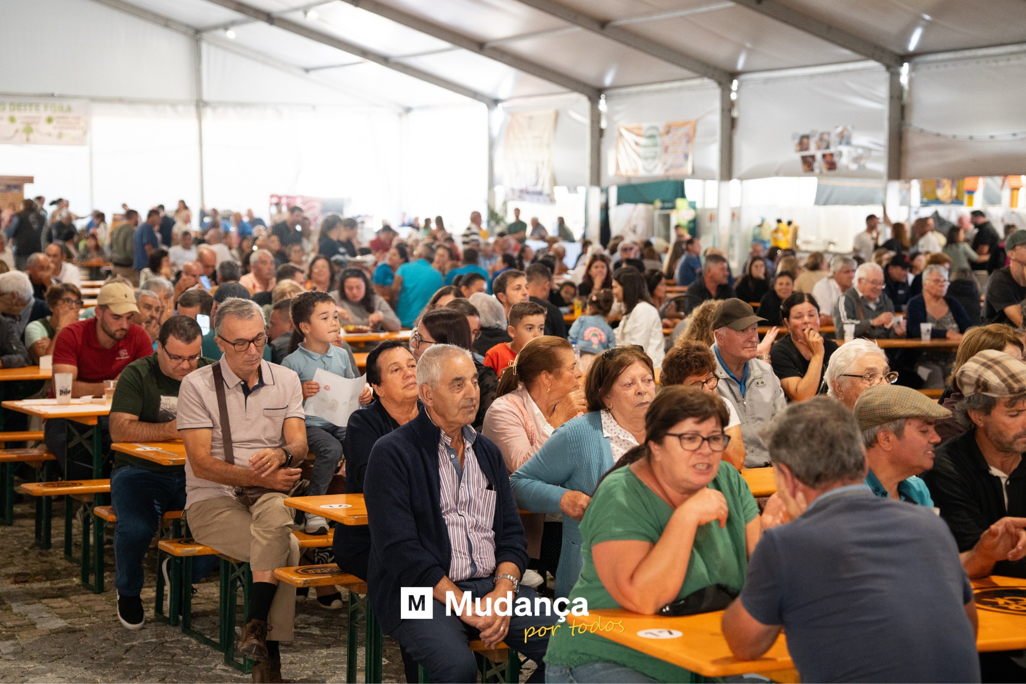 Pode ser uma imagem de uma ou mais pessoas, multidão e a texto que diz "M Mudança por portodos todos"