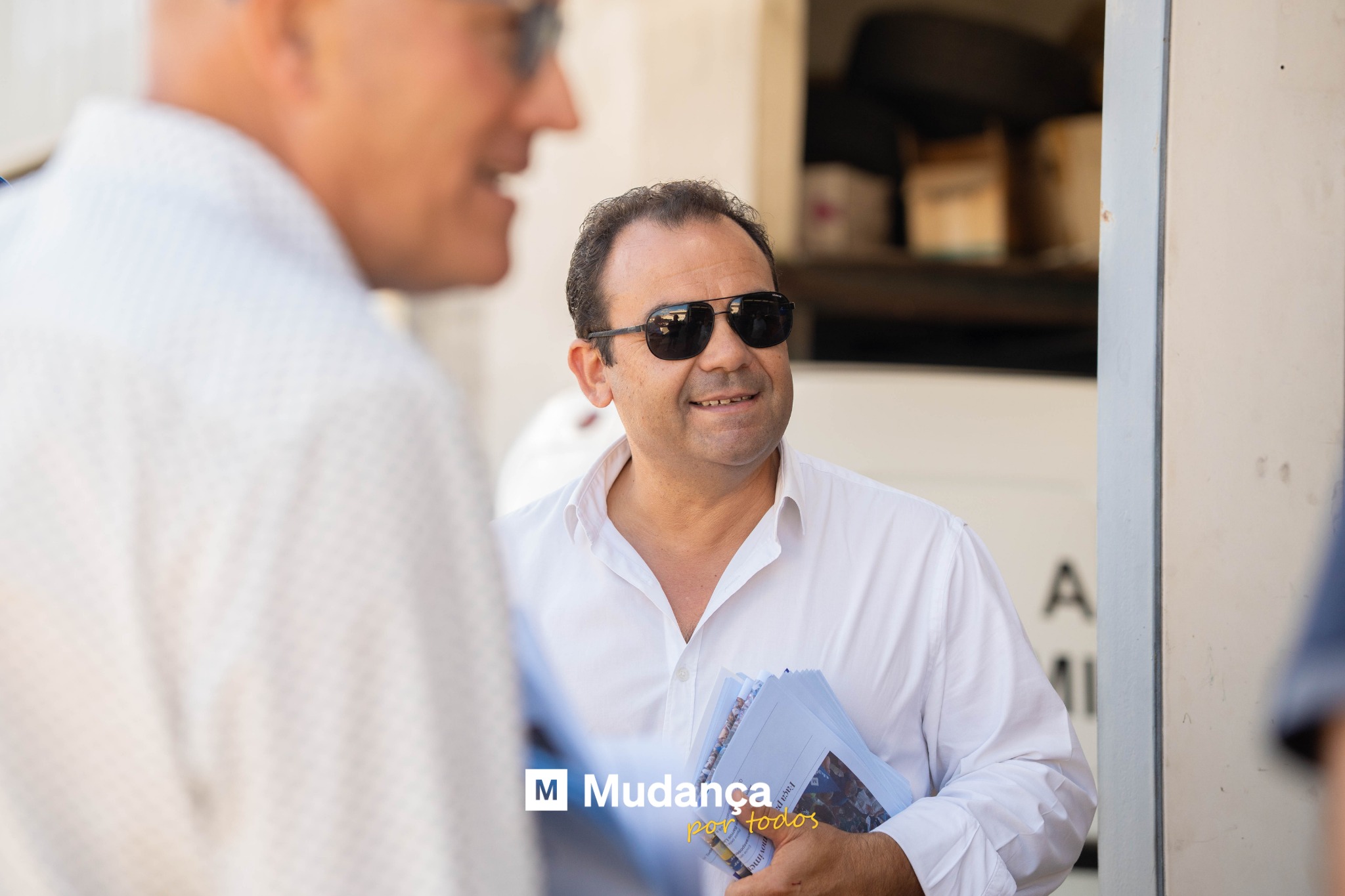 Pode ser uma imagem de 2 pessoas e a texto que diz "M Mudança MA A portodos por todos"