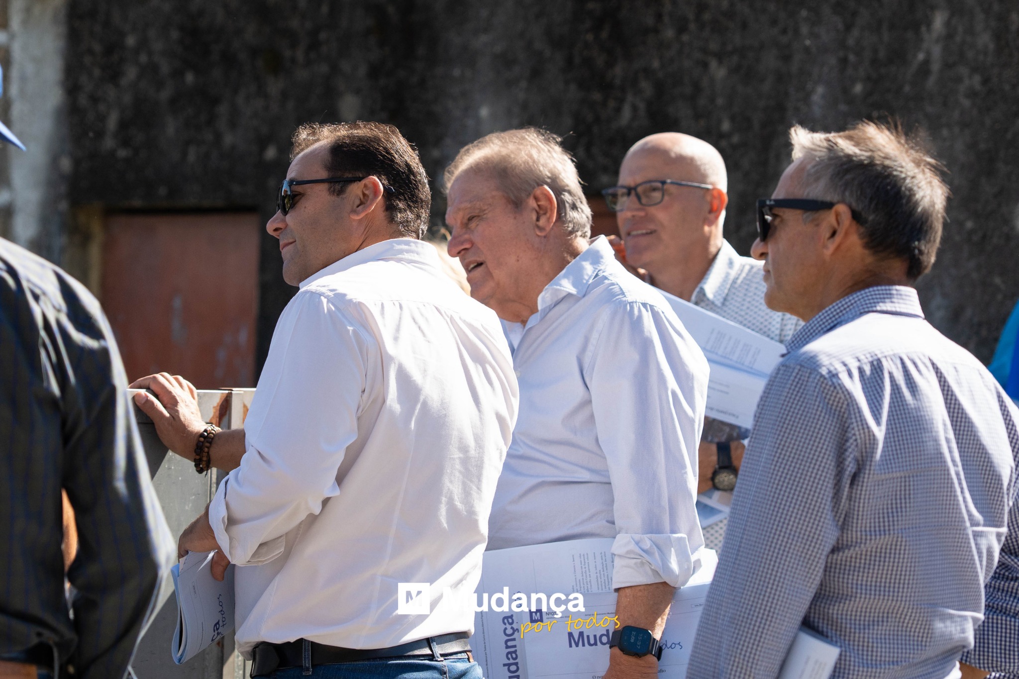 Pode ser uma imagem de 4 pessoas e a texto que diz "M udança por todos กา Mud os"