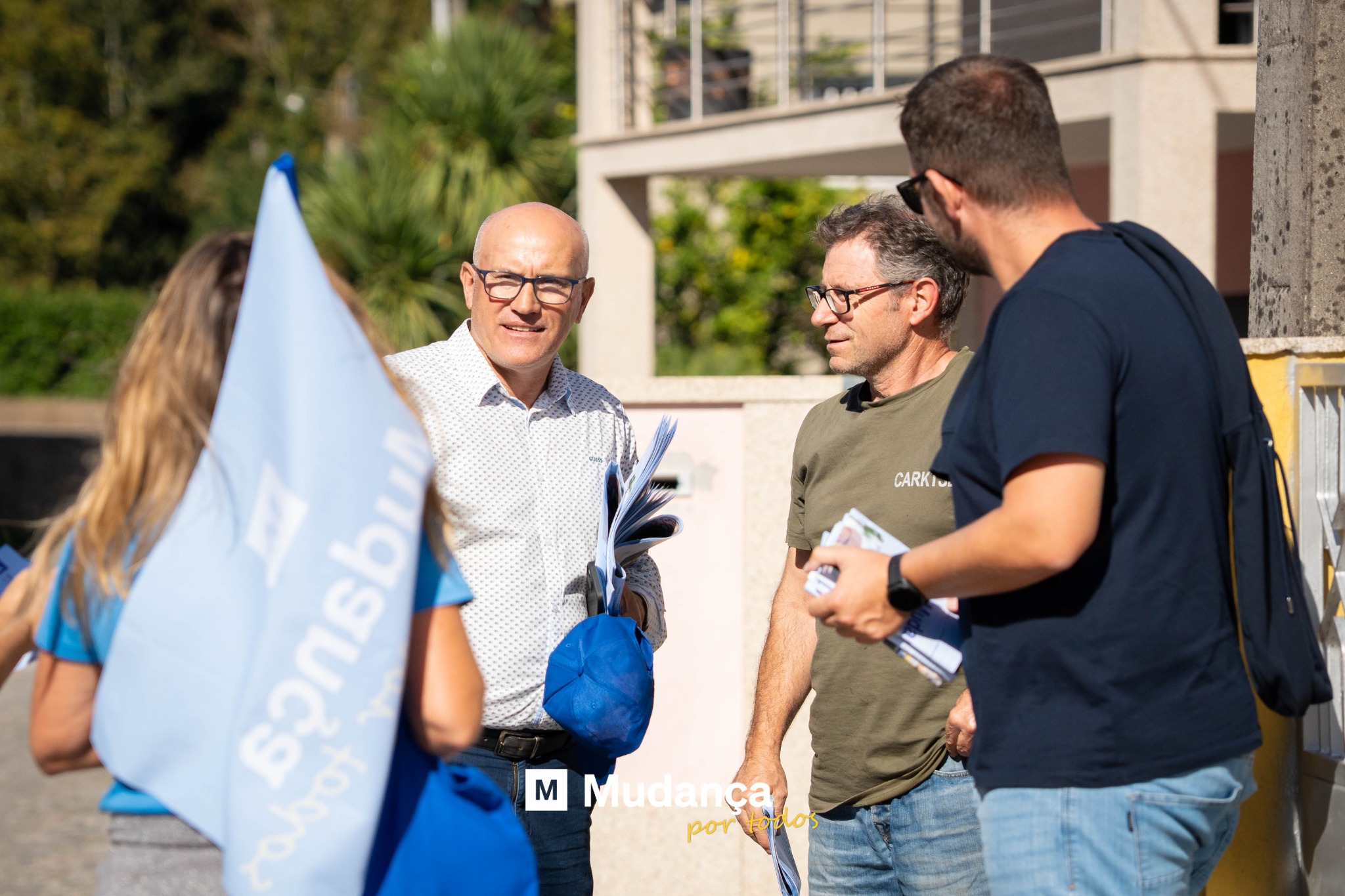 Pode ser uma imagem de 3 pessoas, multidão e a texto