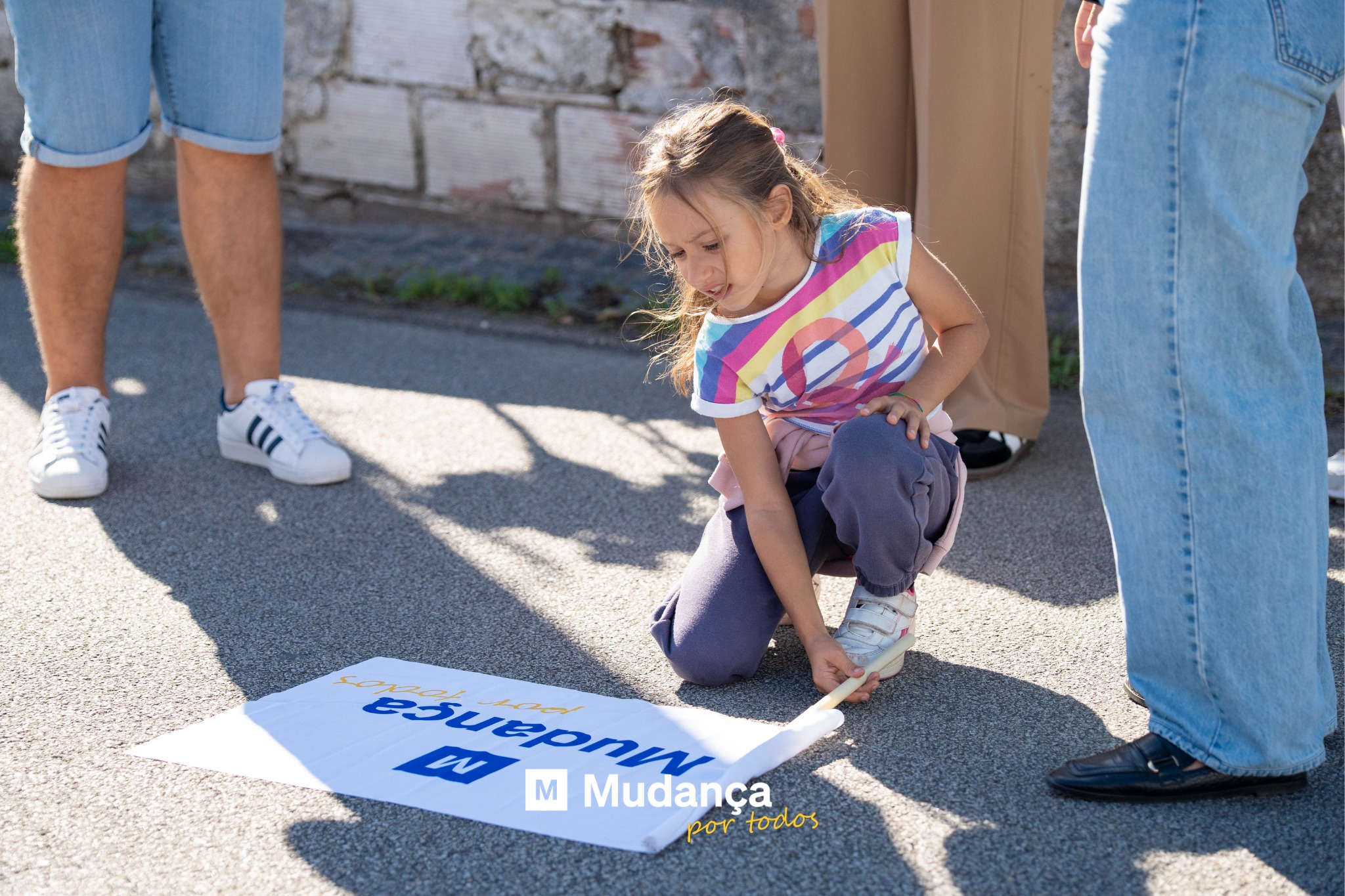 Pode ser uma imagem de 3 pessoas, criança e a texto que diz "Έ6иeρnи eSUePnn ど W W M Mudança portodos por todos"