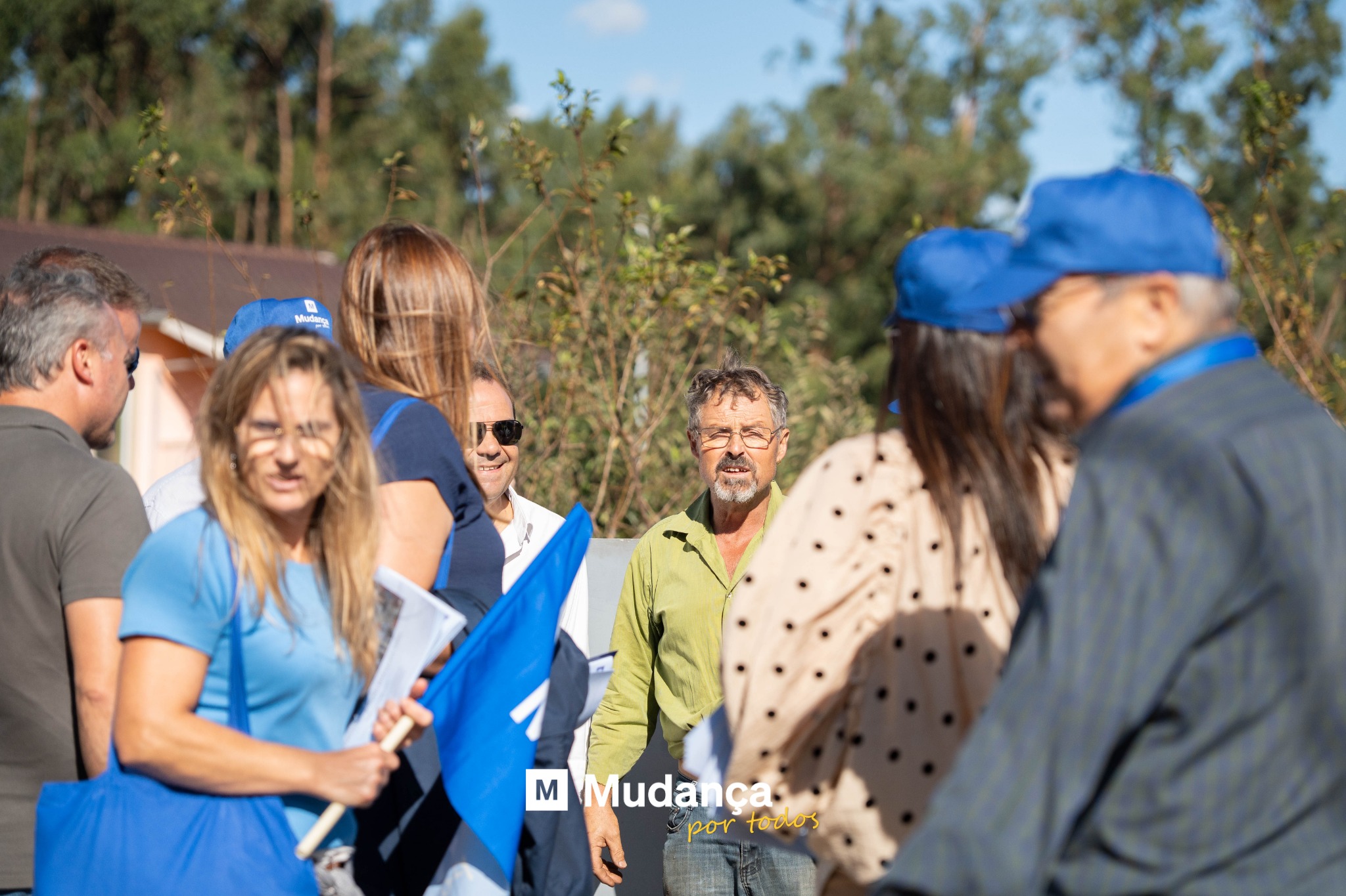 Pode ser uma imagem de 6 pessoas e a texto que diz "E Mhadang m MMudança iça Mudar portodos por todos"