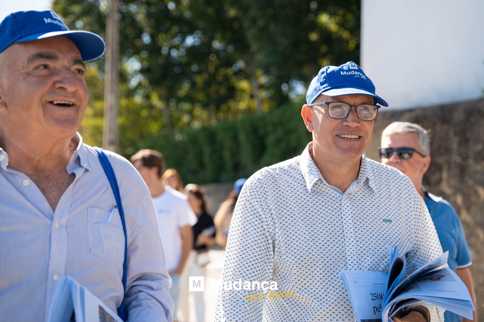 Pode ser uma imagem de 5 pessoas e a texto