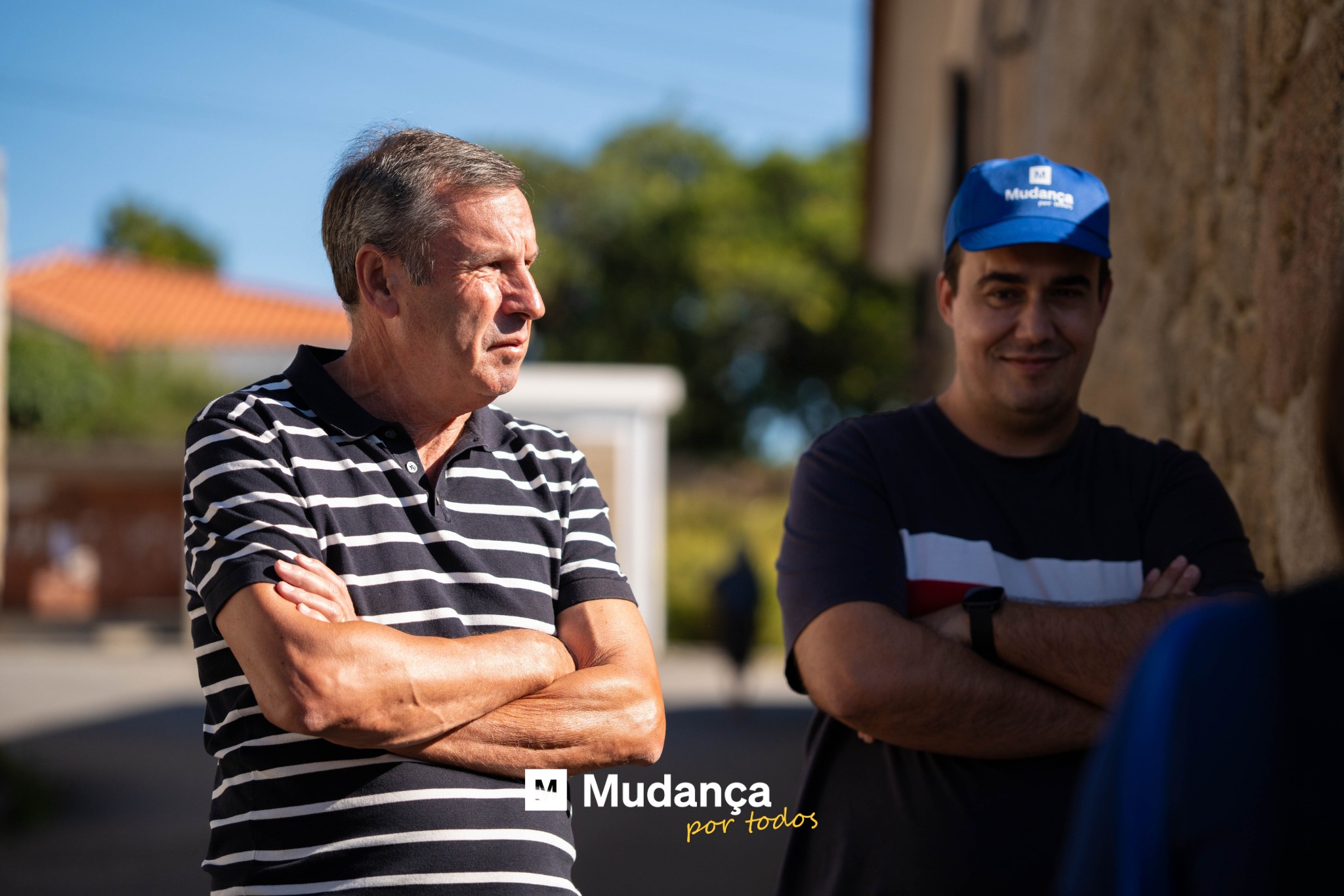 Pode ser uma imagem de 2 pessoas e a texto que diz "Mudanca Muda anca л Mudança ممد portodos todos"