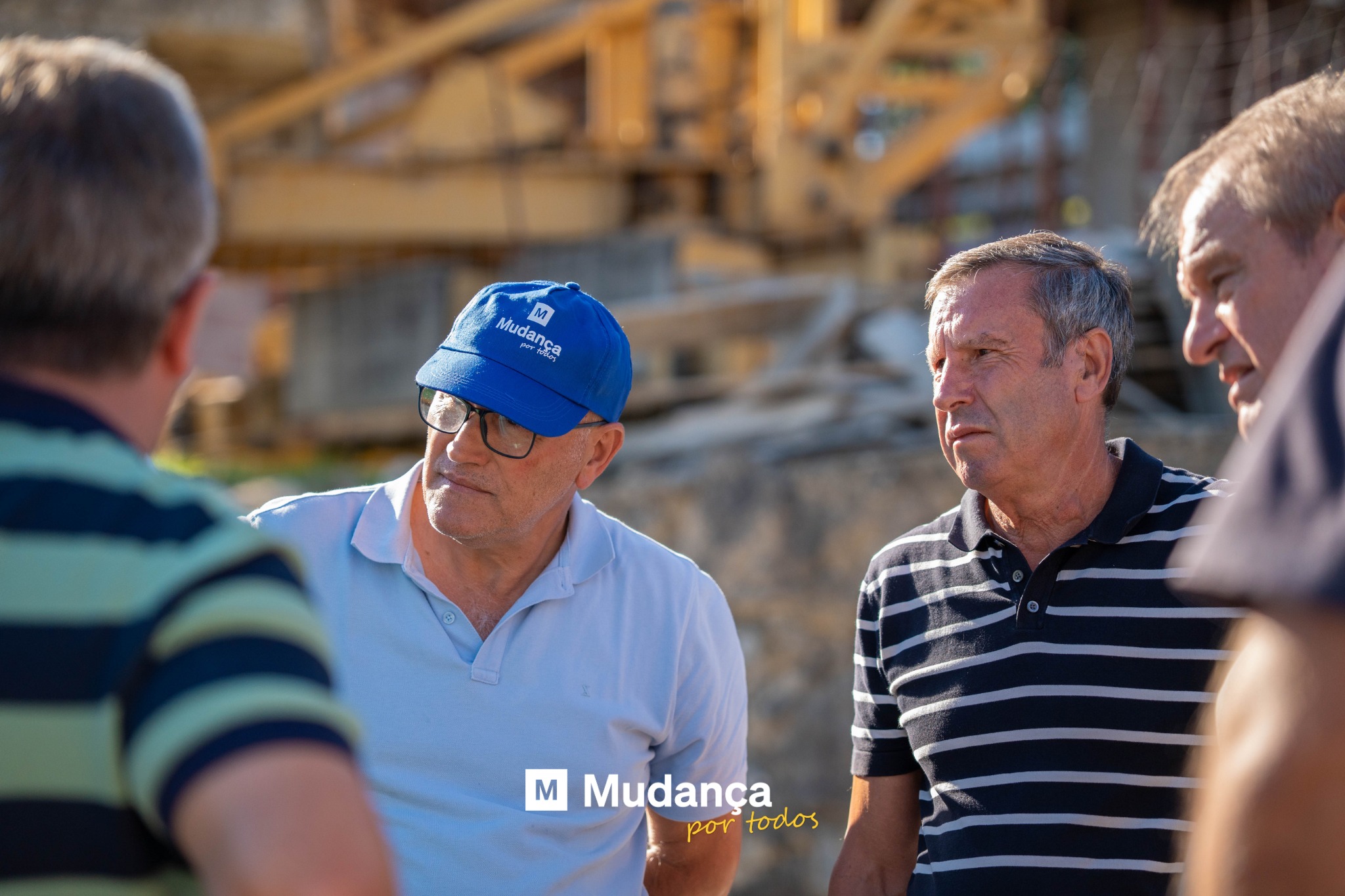 Pode ser uma imagem de 4 pessoas e a texto que diz "Mudanga Muda Mudança m ل Ca M Mudança por portodos todos"