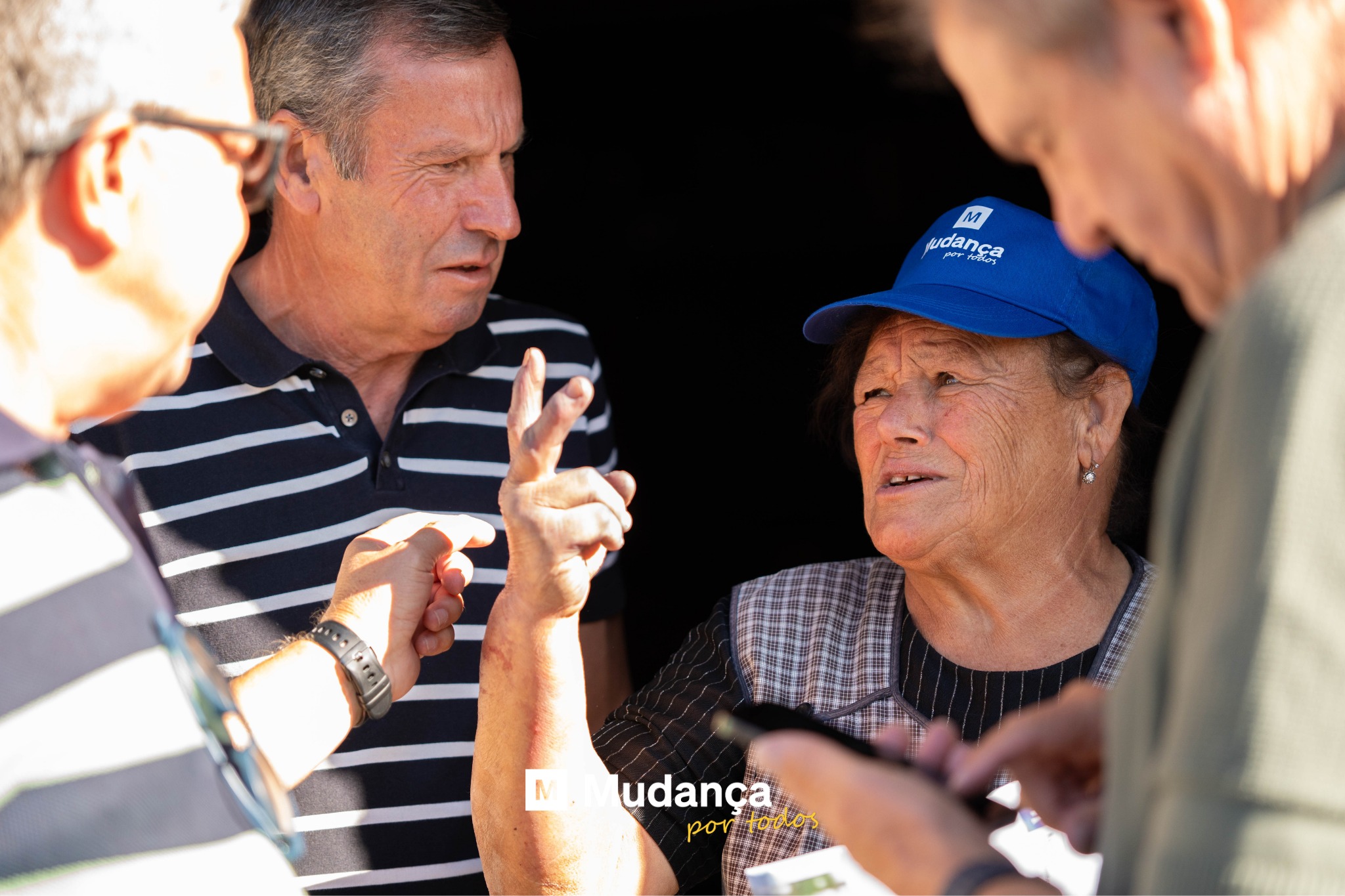 Pode ser uma imagem de 3 pessoas e a texto que diz "pudanca sdanca Ar wdar م- ca 0 oure arl N udança por N.udança tomo"