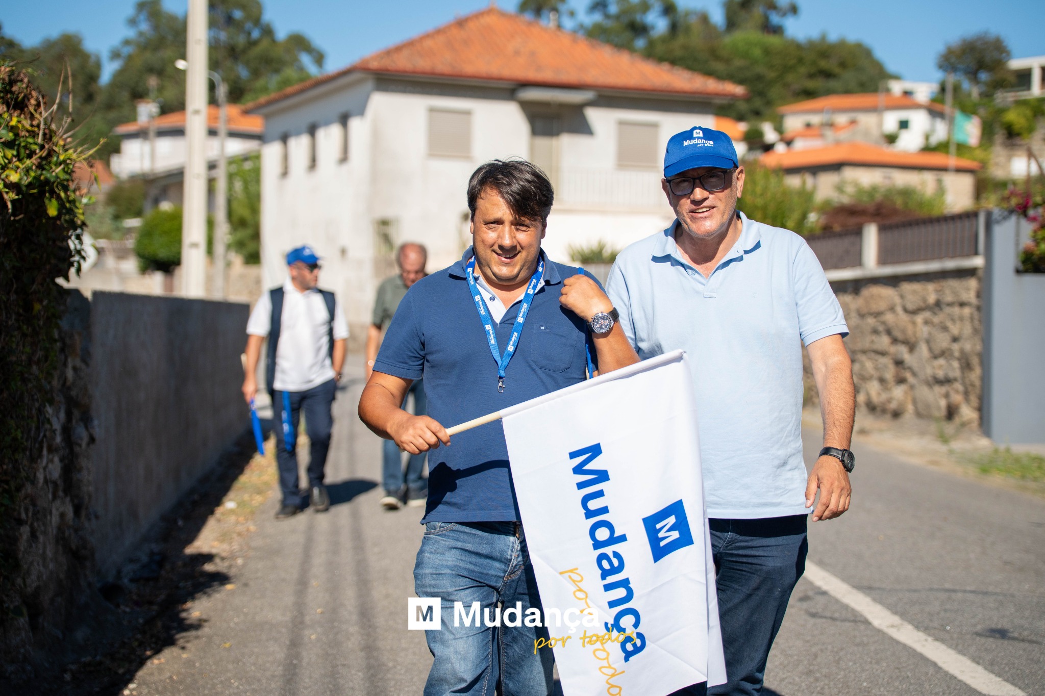 Pode ser uma imagem de 3 pessoas e a texto