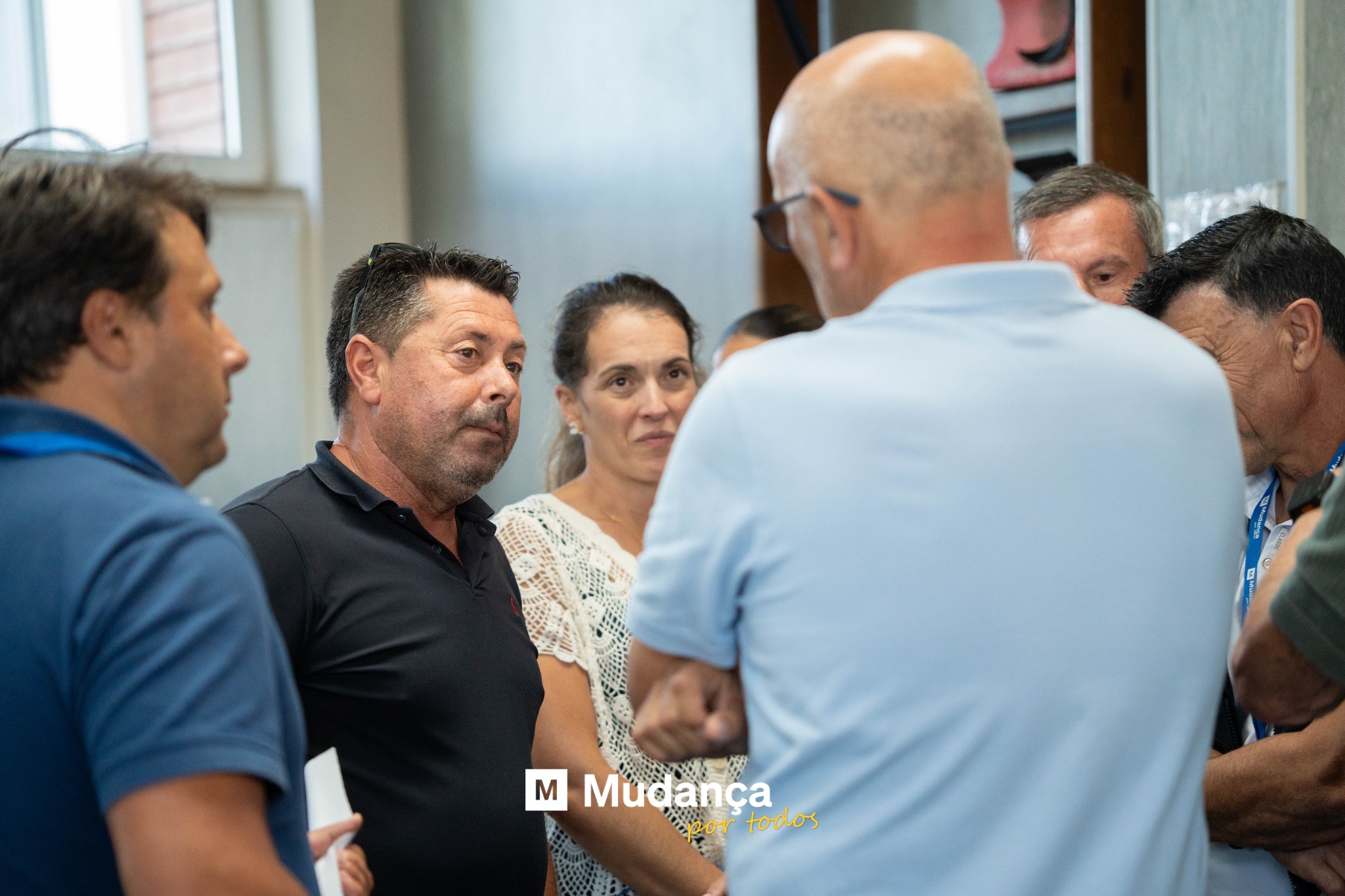 Pode ser uma imagem de 4 pessoas e a texto que diz "១ 回 M M Mudança Mu mpor todos"