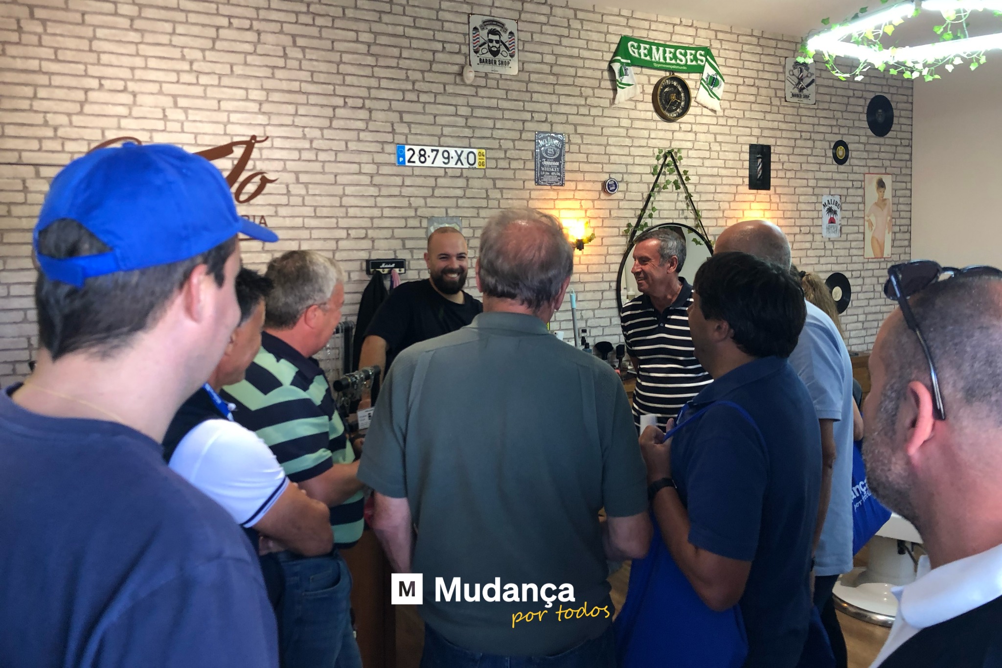 Pode ser uma imagem de 6 pessoas, iluminação e a texto que diz "GEMESES 28-79・X0器 TN ለ M Mudança por portodos todos"