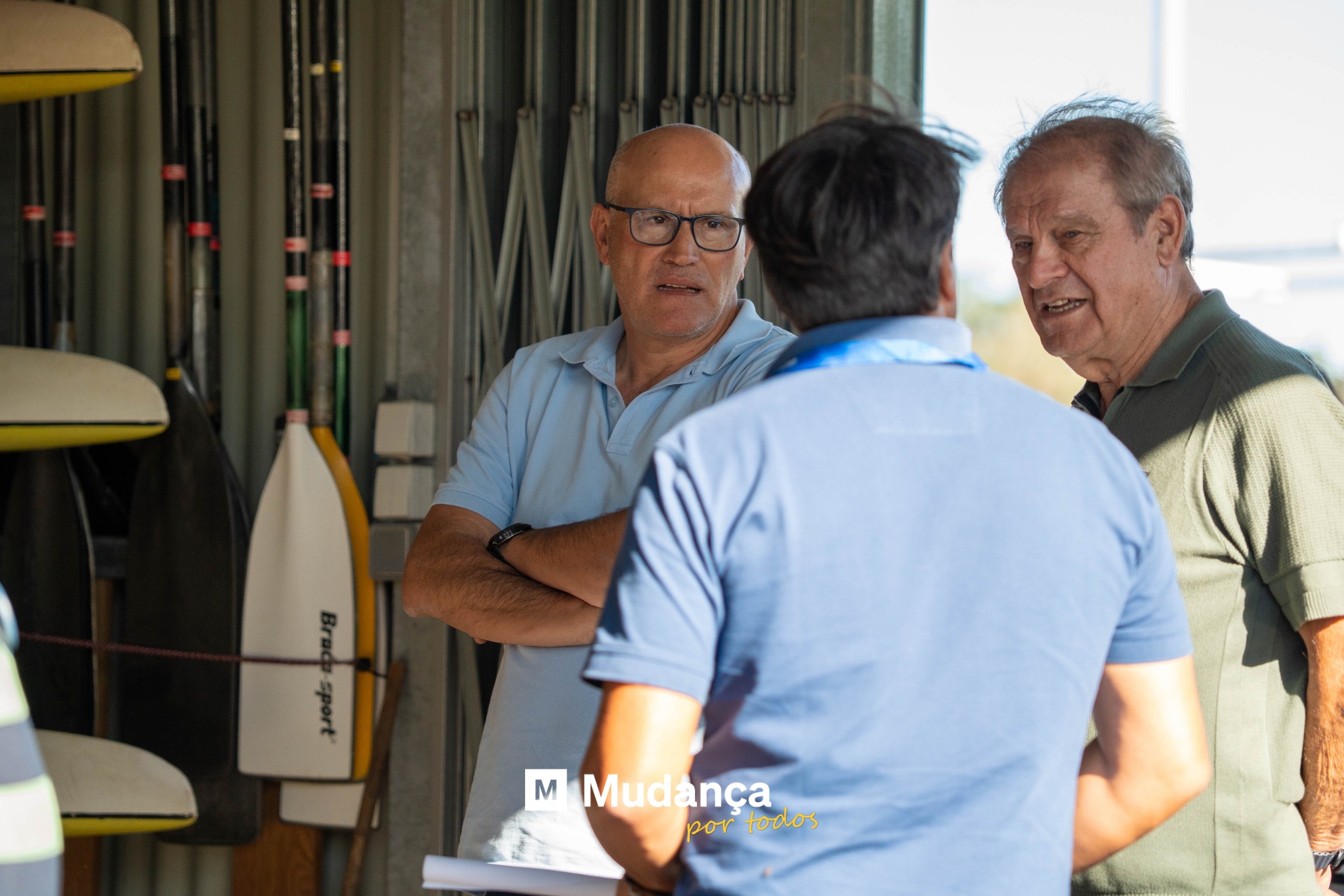 Pode ser uma imagem de 3 pessoas, prancha de skate, prancha de surf e a texto que diz "m Mudança por portodos todos"