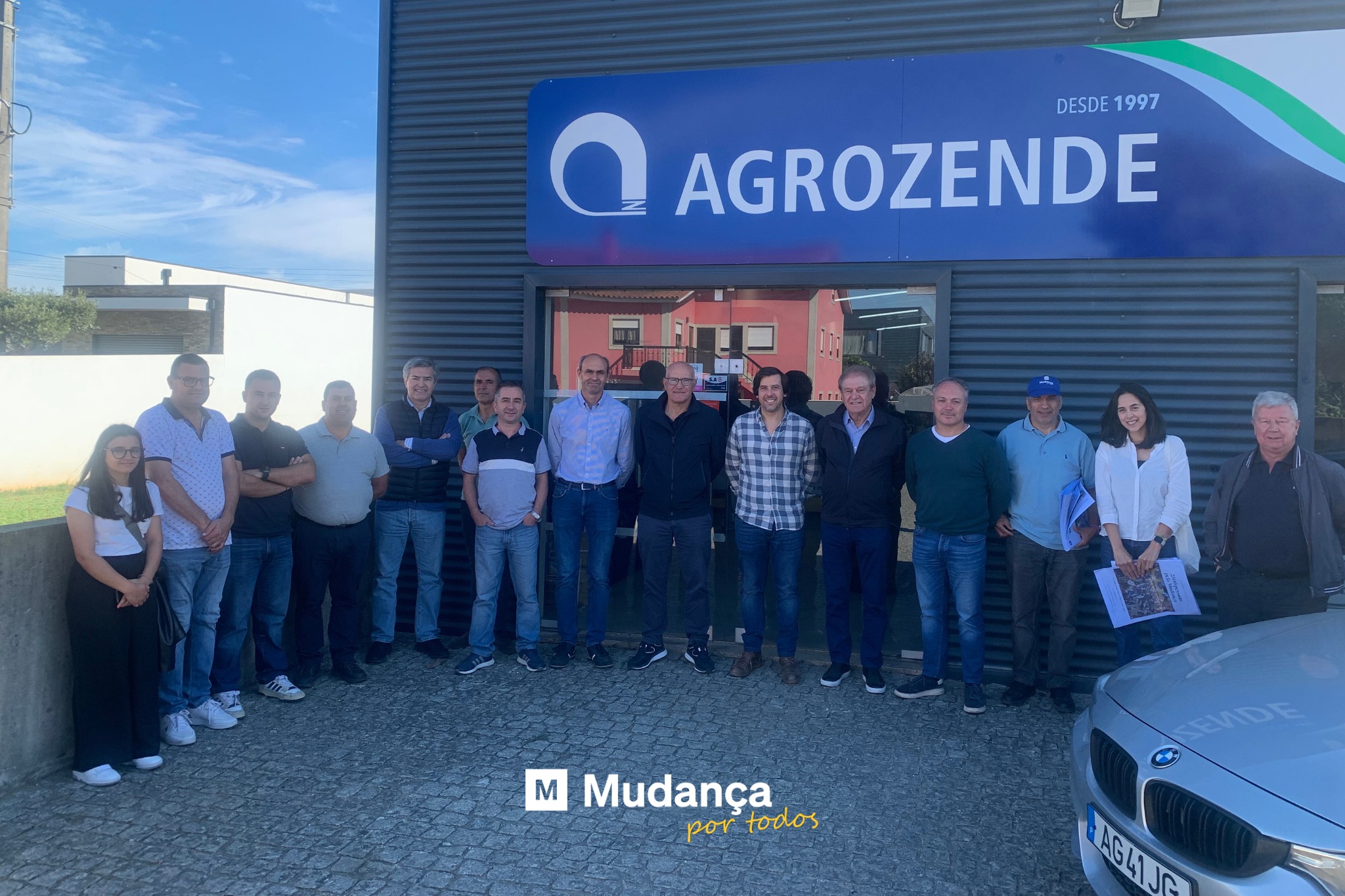 Pode ser uma imagem de 14 pessoas e a texto que diz "Ο AGROZENDE DESDE1997 DESDE 1997 M Mudança por portodos todos BAGLIJ MAGLIJE"