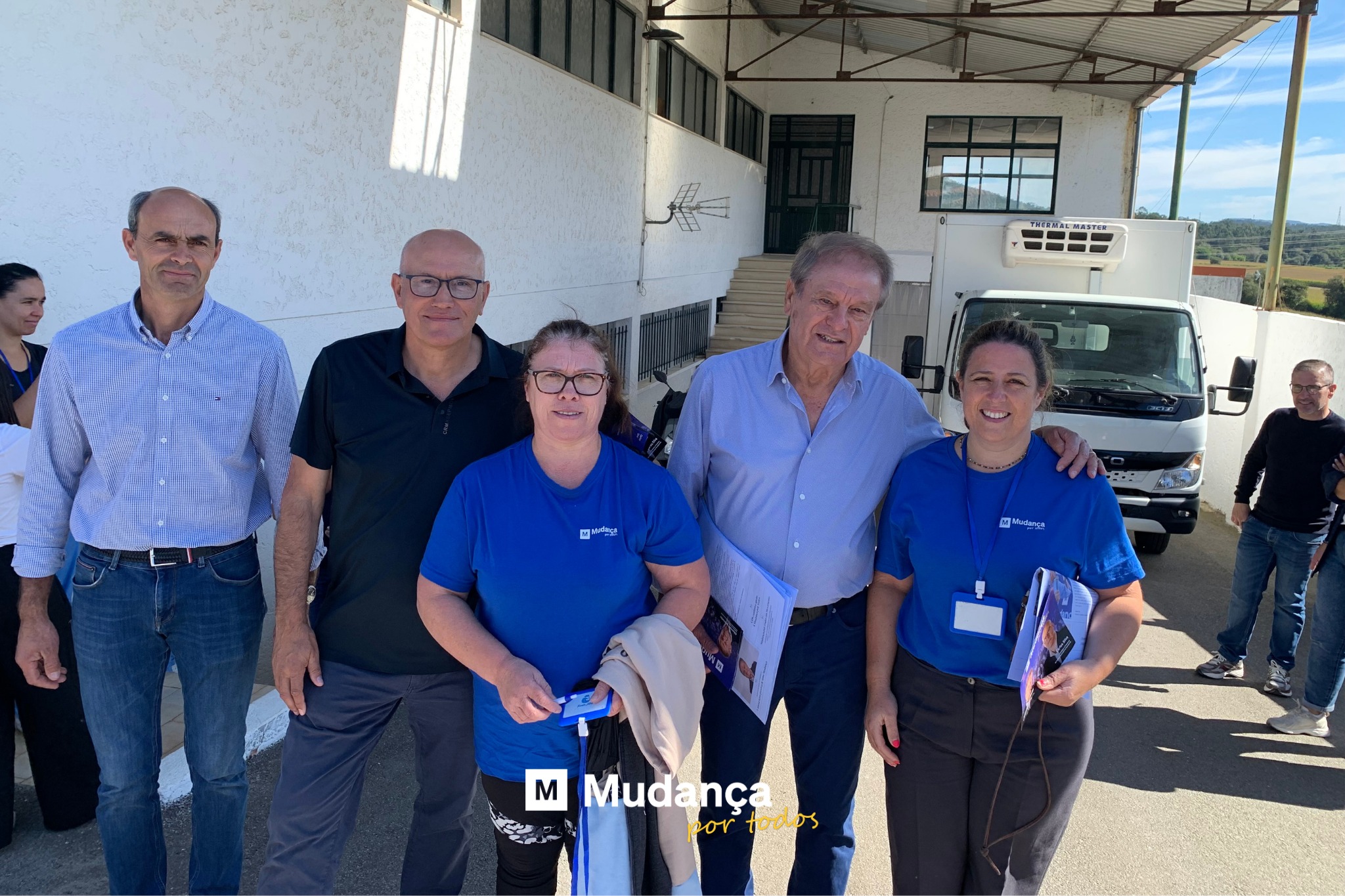 Pode ser uma imagem de 7 pessoas e a texto