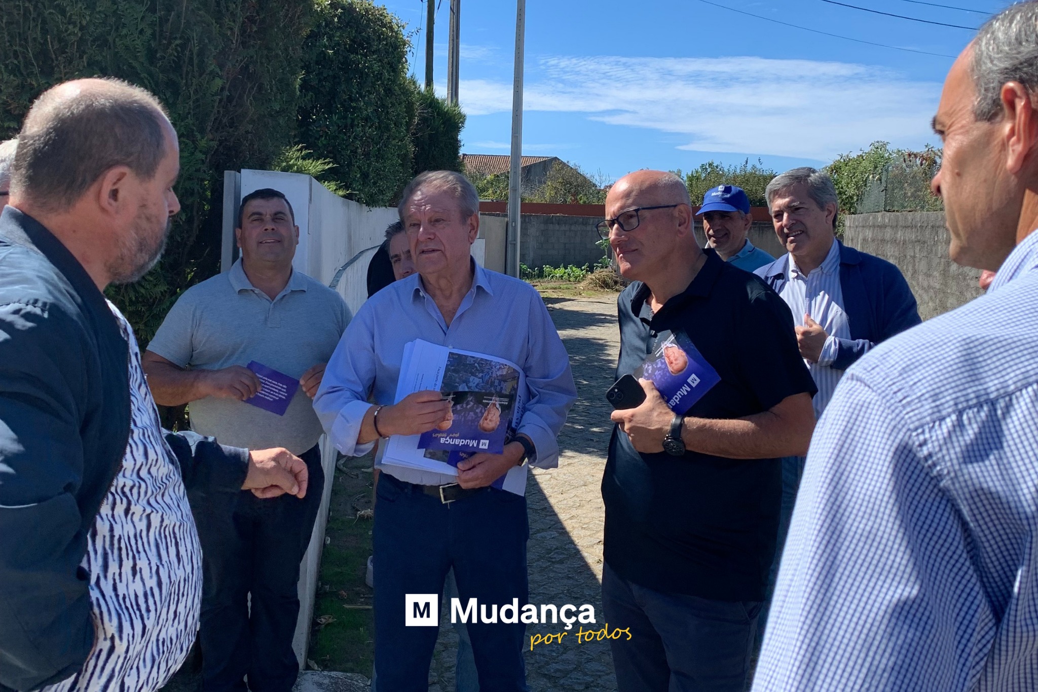 Pode ser uma imagem de 5 pessoas e a texto