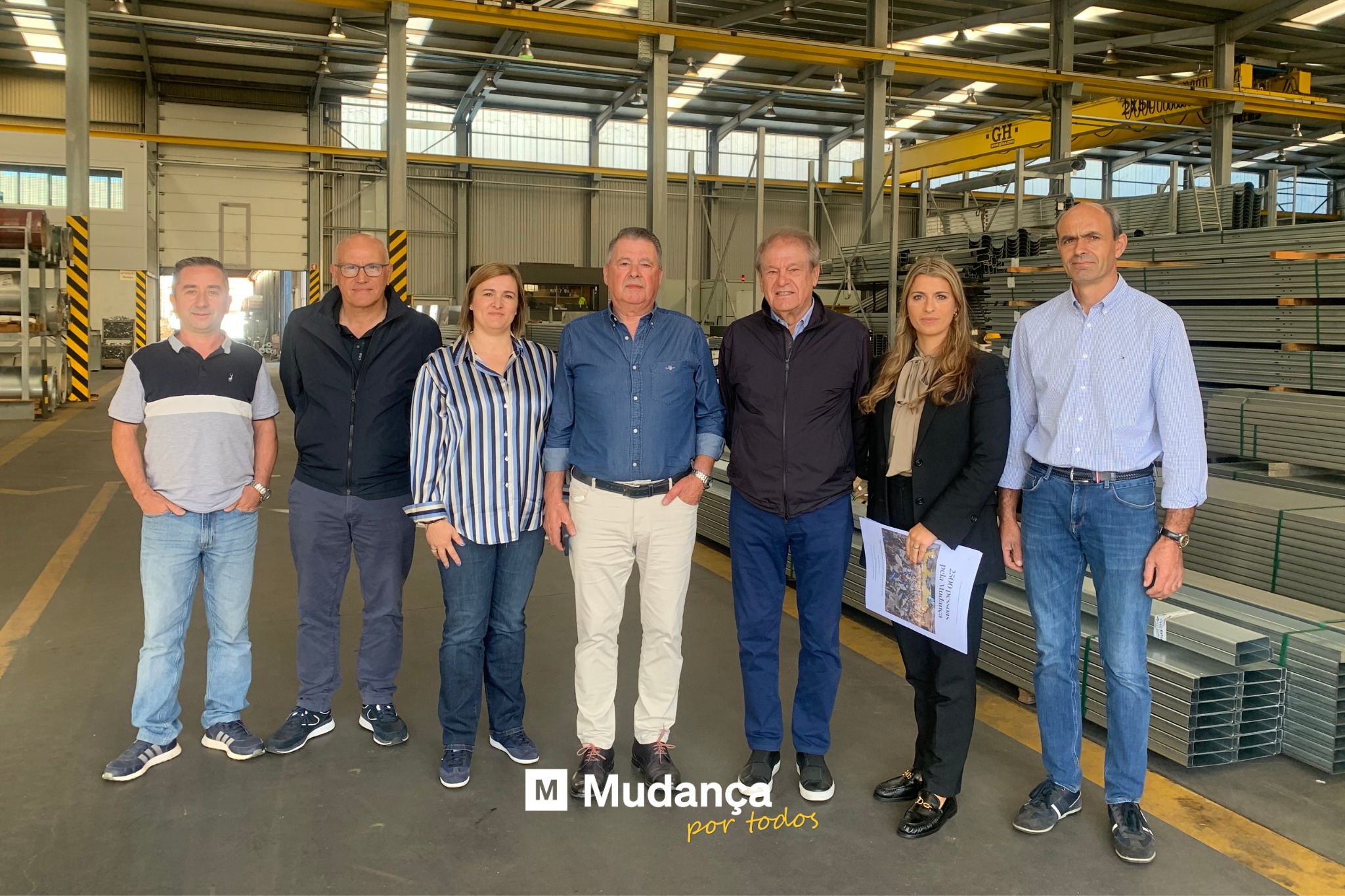 Pode ser uma imagem de 7 pessoas, madeireira e a texto