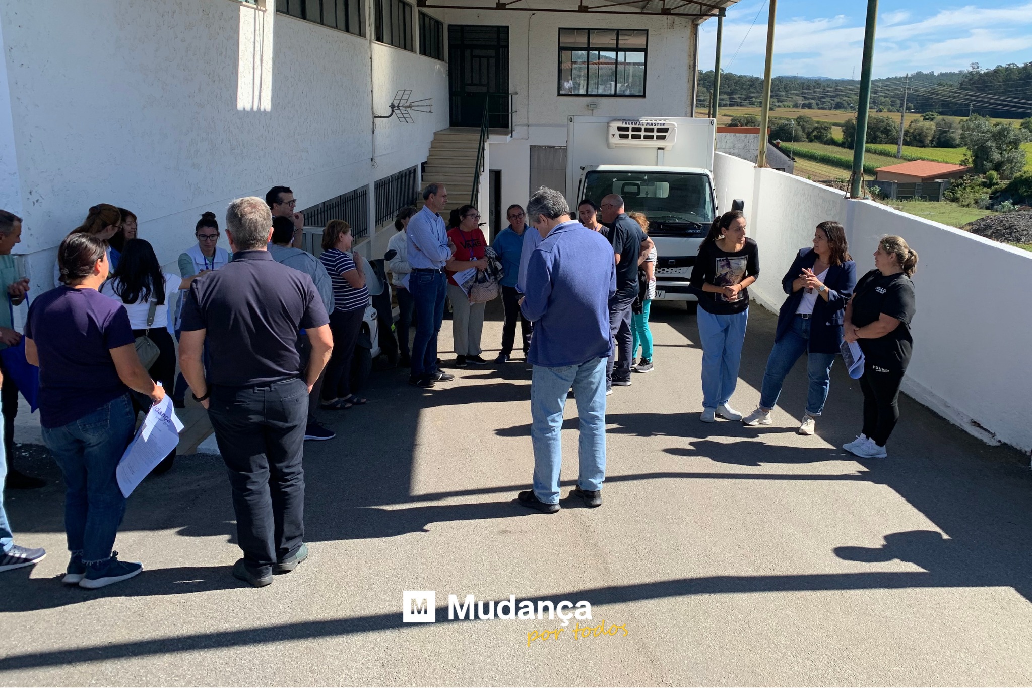 Pode ser uma imagem de 12 pessoas e a texto