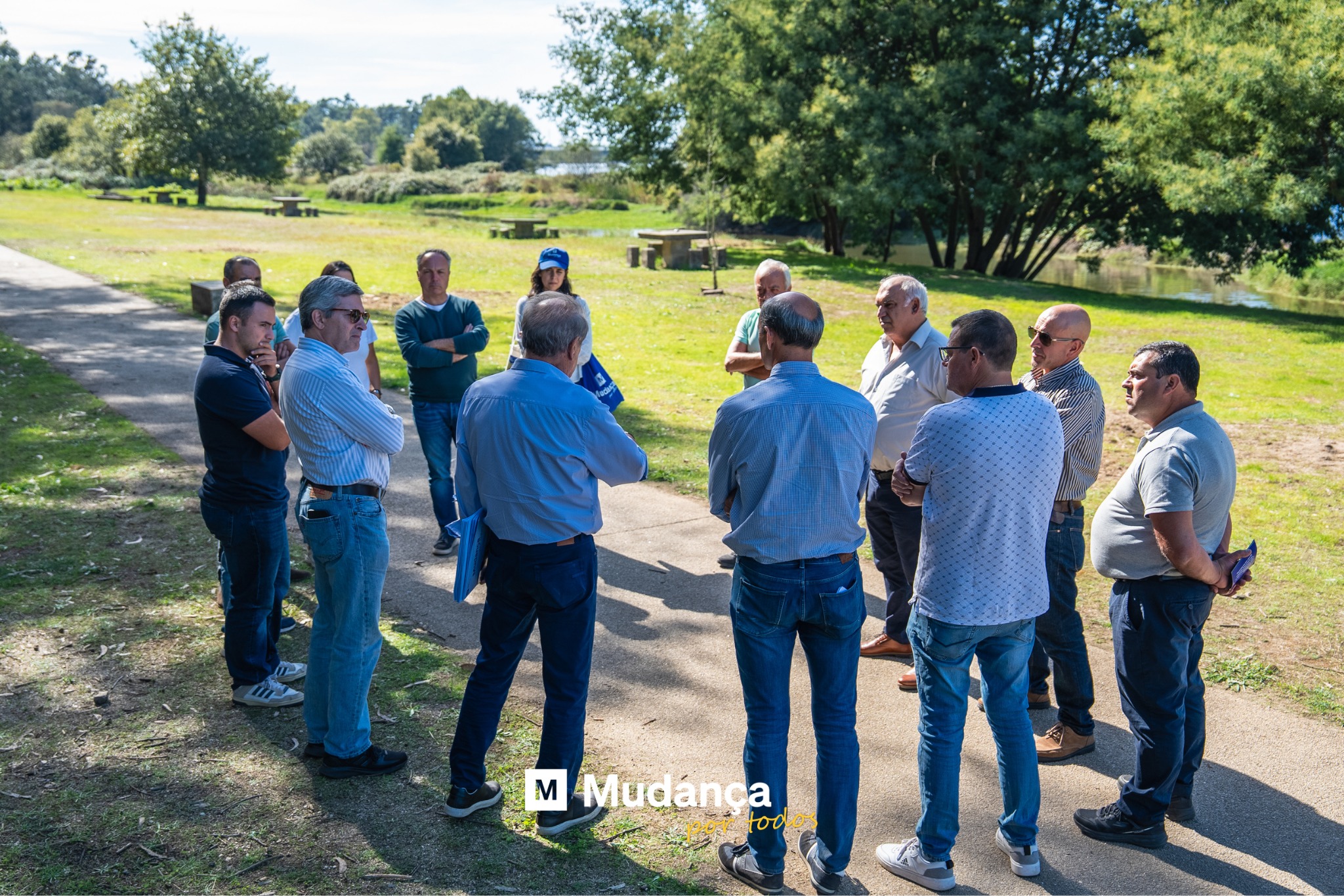 Pode ser uma imagem de 10 pessoas, relva e a texto