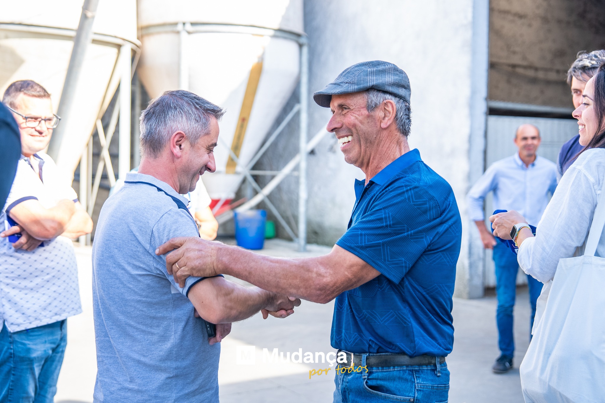 Pode ser uma imagem de 5 pessoas e a texto que diz "Mudança portodos por todos"