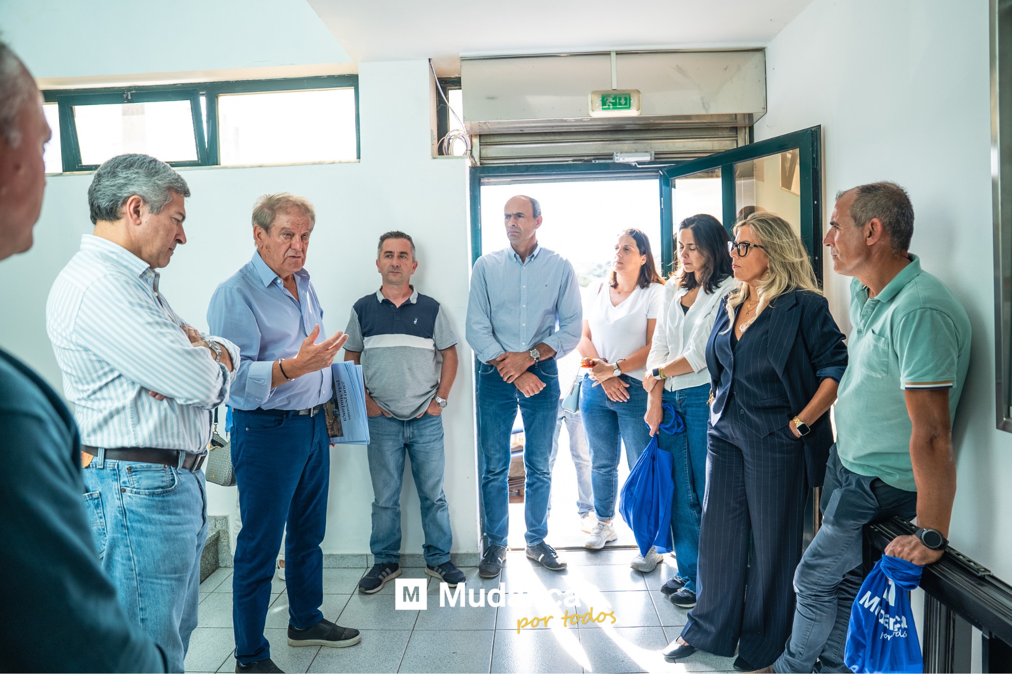 Pode ser uma imagem de 8 pessoas e a texto