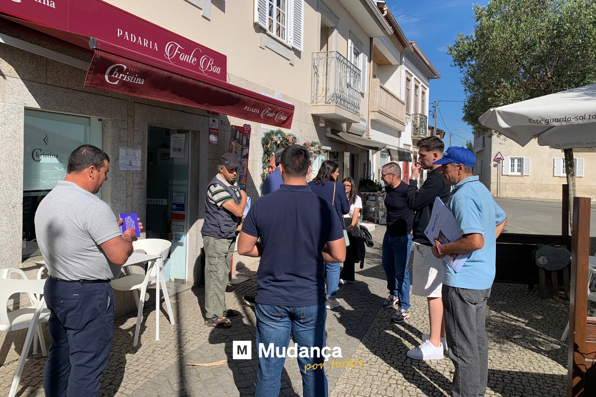 Pode ser uma imagem de 7 pessoas, ambulância e a texto