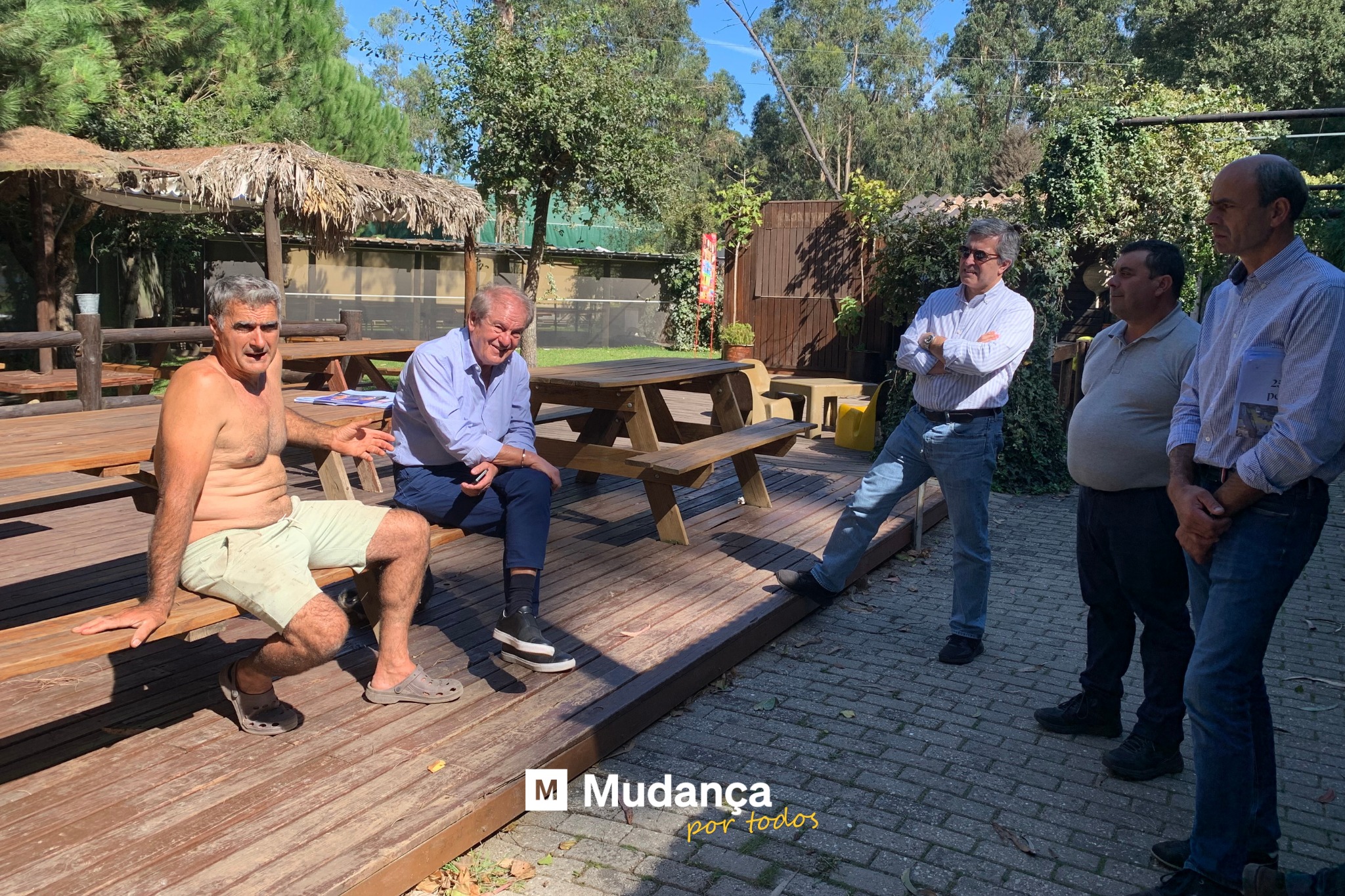 Pode ser uma imagem de 5 pessoas e a texto que diz "EIT ந M Mudança por portodos todos"