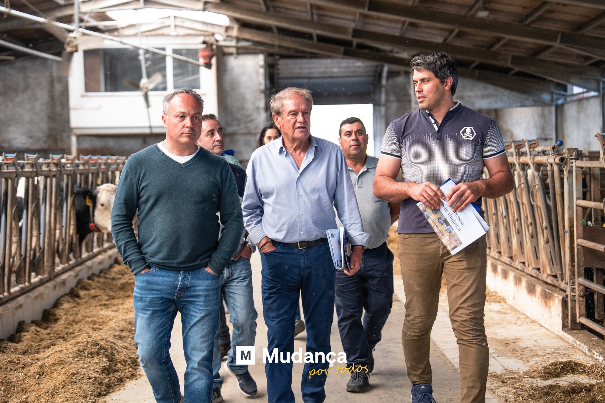 Pode ser uma imagem de 4 pessoas e a texto