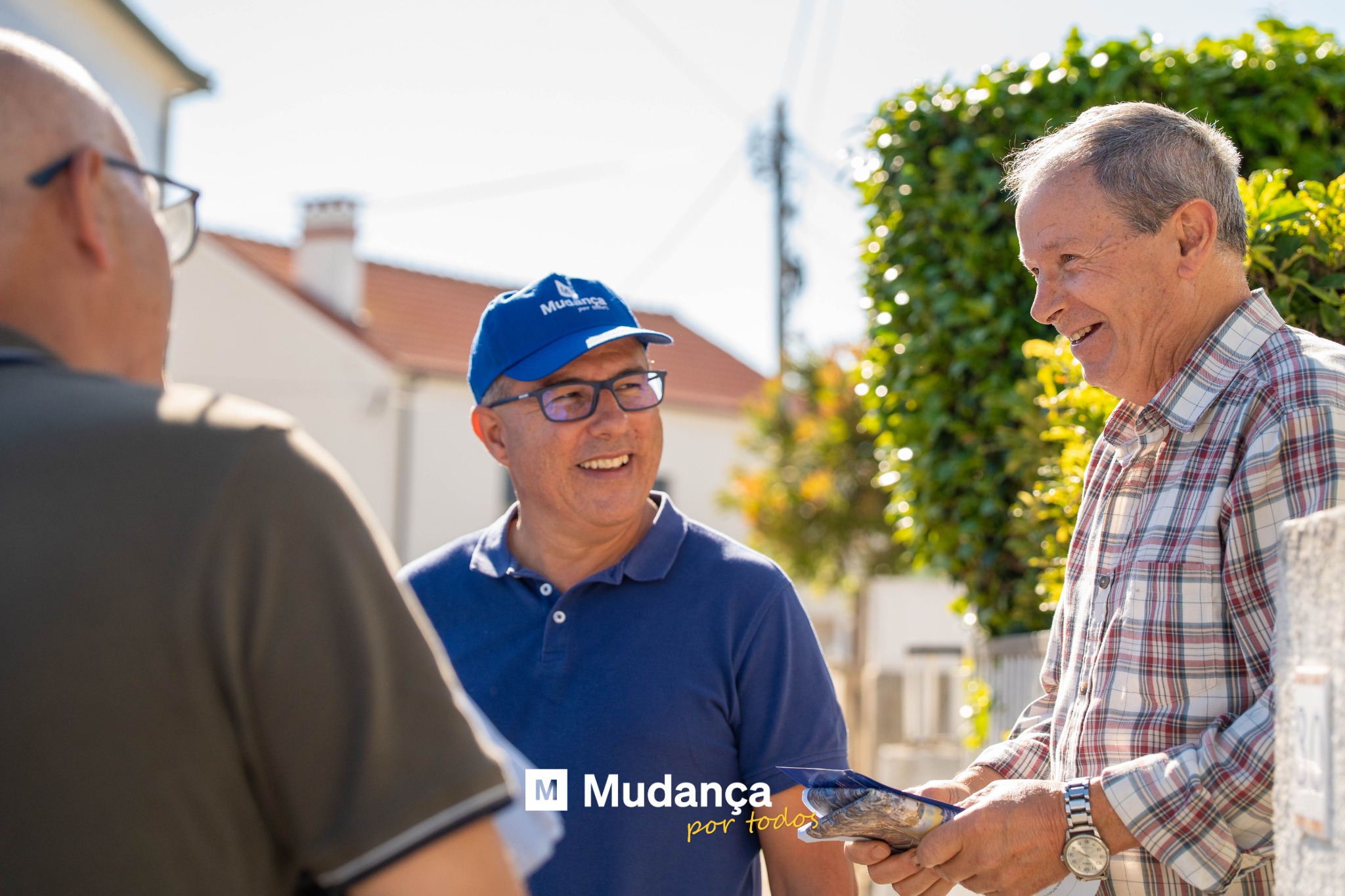 Pode ser uma imagem de 3 pessoas e a texto