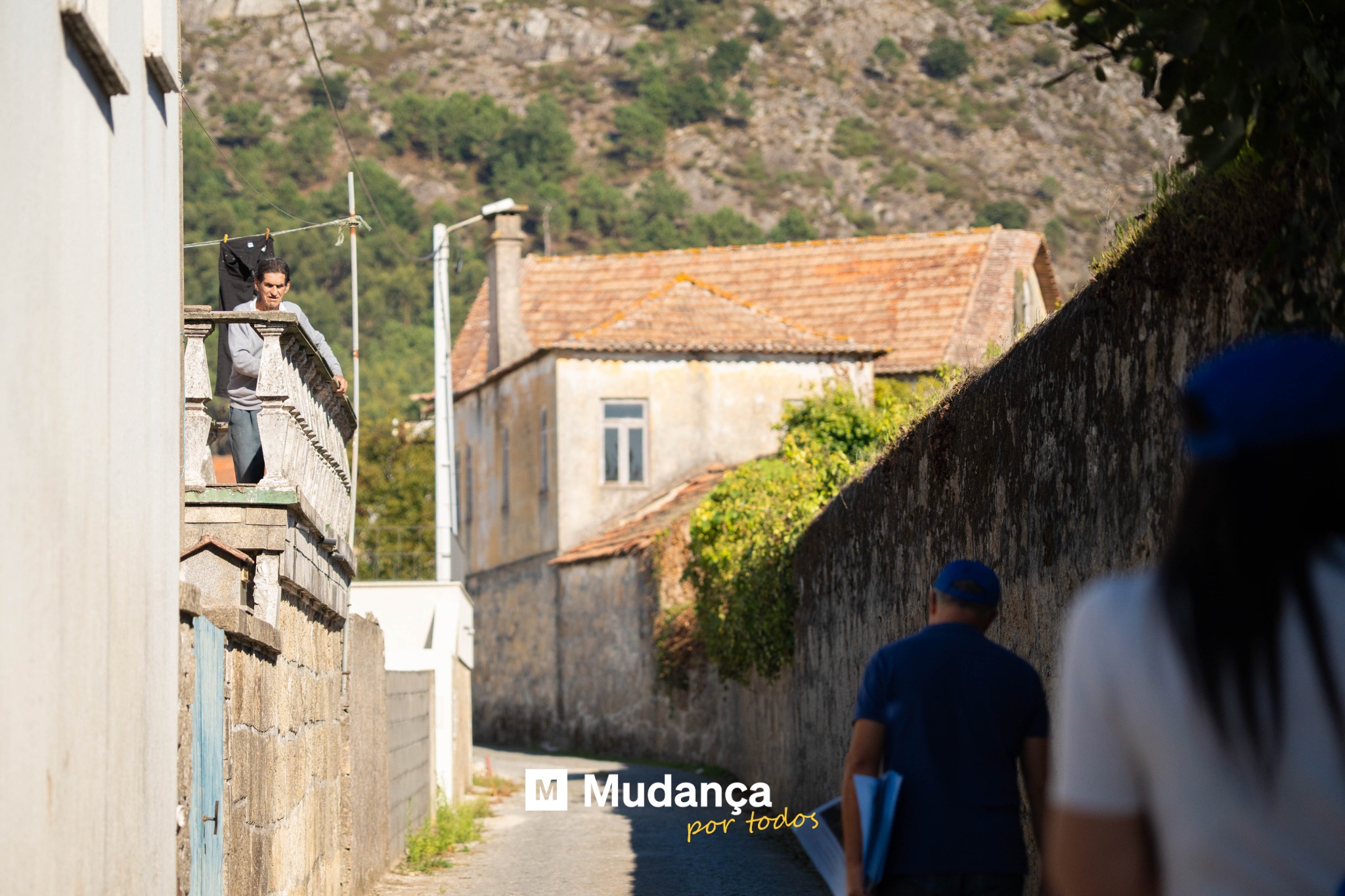 Pode ser uma imagem de 3 pessoas, Ponte Velha do Centro Histórico de Mostar, rua, Camogli e a texto que diz "n M Mudança por portodos todos"
