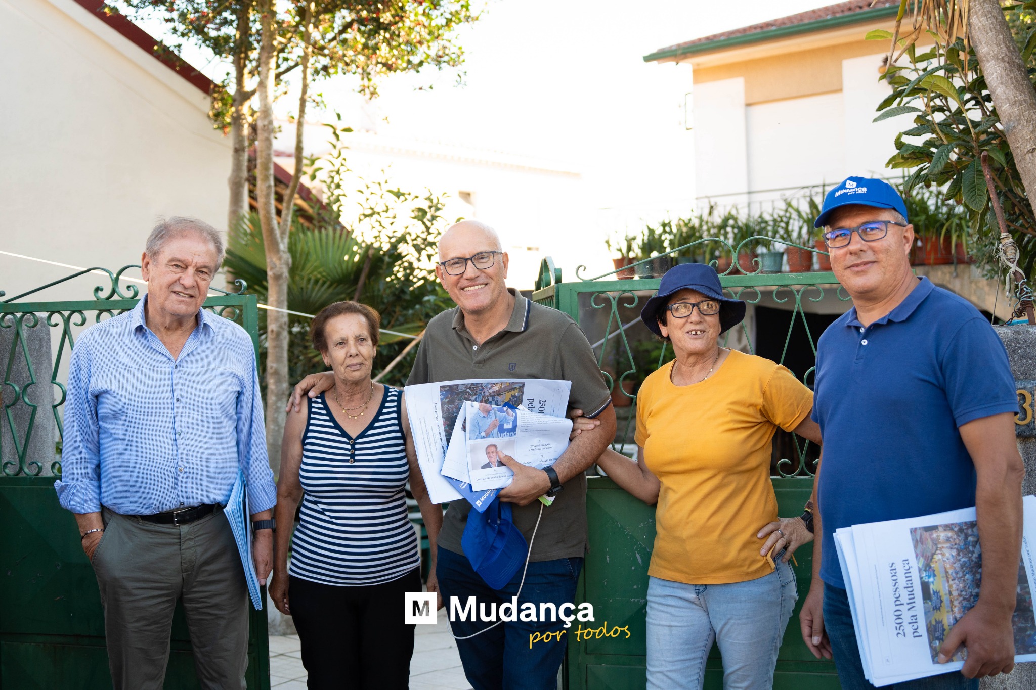 Pode ser uma imagem de 5 pessoas, árvore e a texto