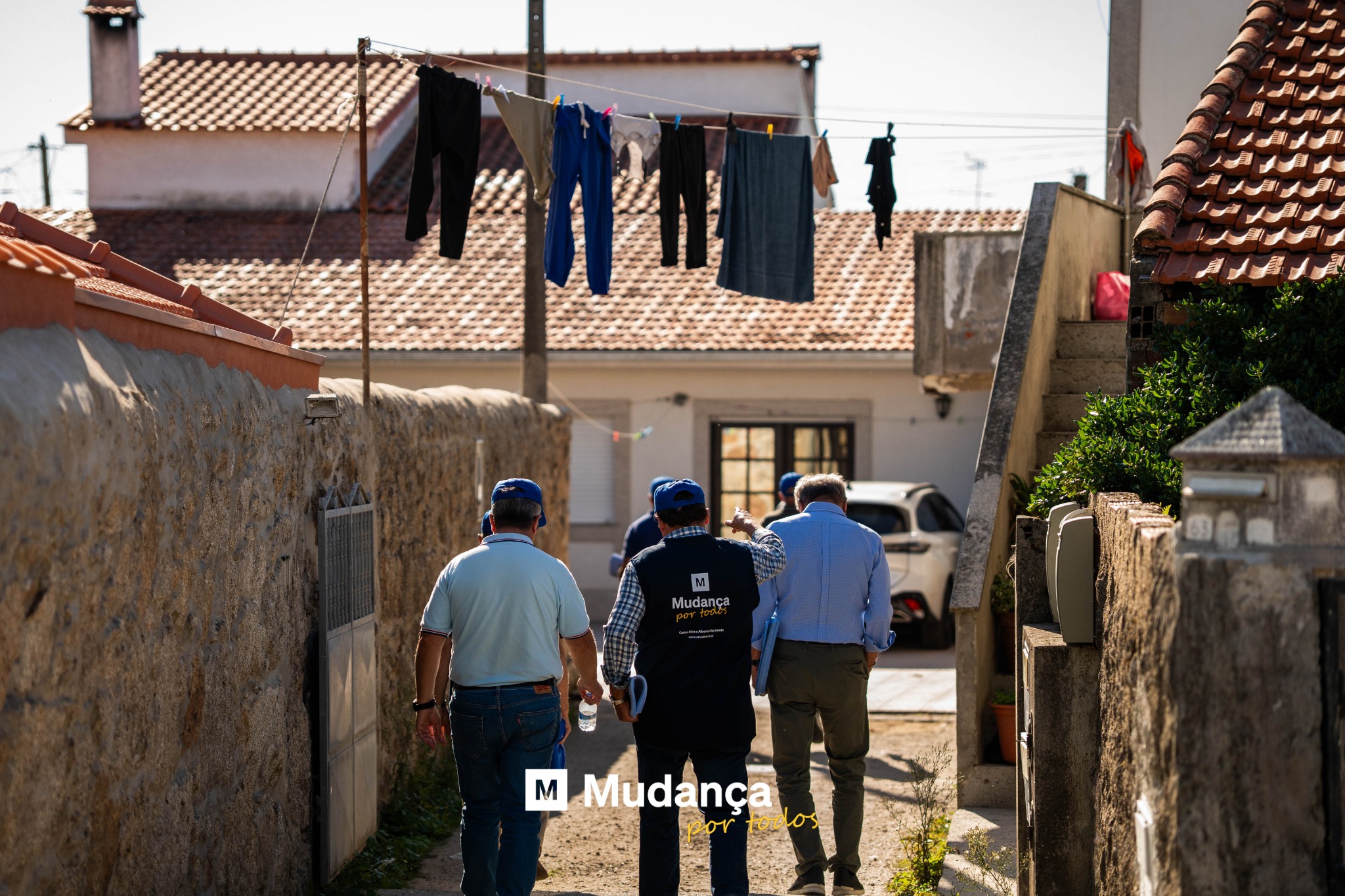 Pode ser uma imagem de 3 pessoas, rua e a texto que diz "M Mudanca m Mudança nça Muda"