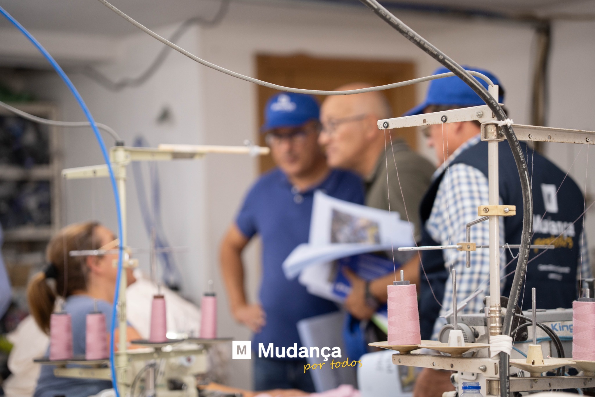 Pode ser uma imagem de 3 pessoas e a texto