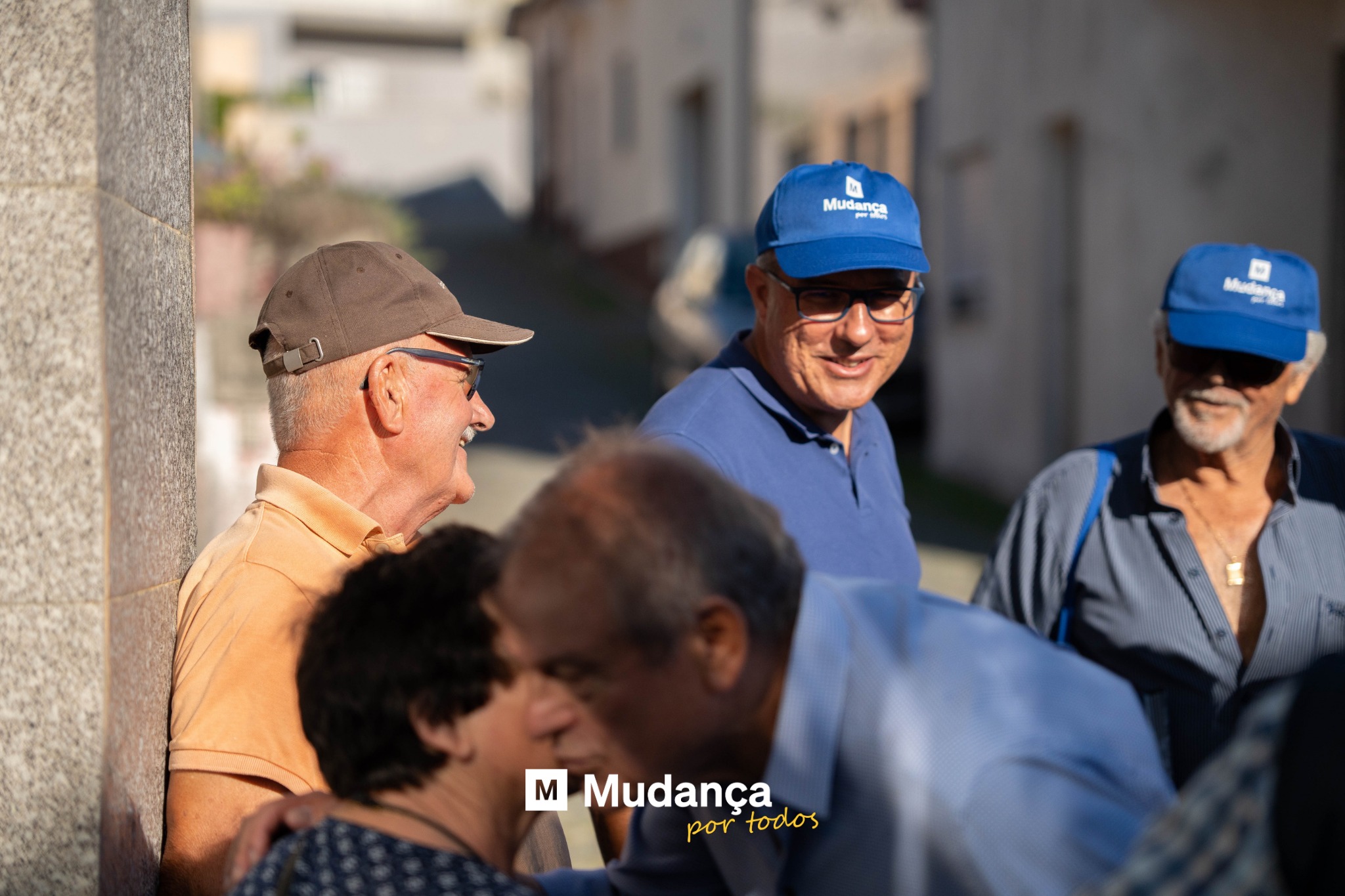 Pode ser uma imagem de 4 pessoas e a texto que diz "Mudanca Mudanga M Mudança por portodos todos"