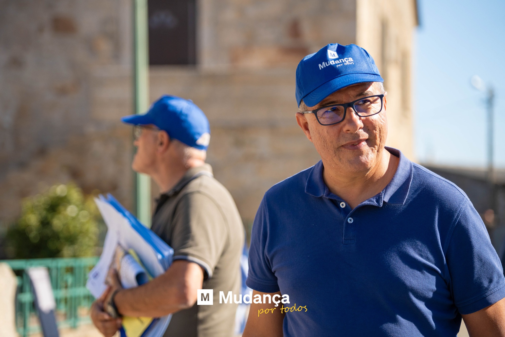 Pode ser uma imagem de 2 pessoas, o Muro das Lamentações e a texto que diz "M Anca danca rdas Mu Inr M Mudança portodos por todos"